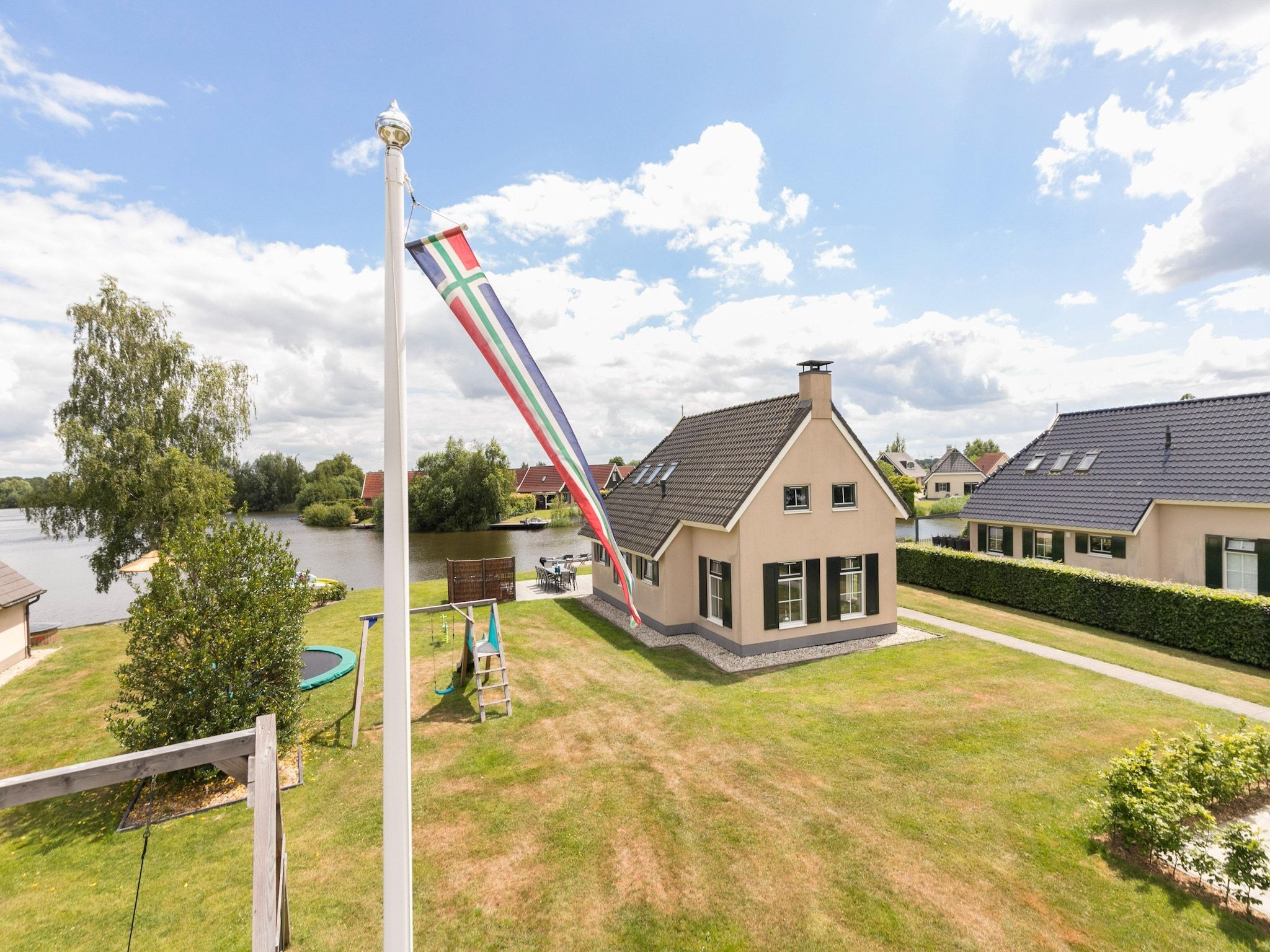 De tuin van 10 pers Lieskehuis Wellness de luxe met sauna buitenspa in Groningen