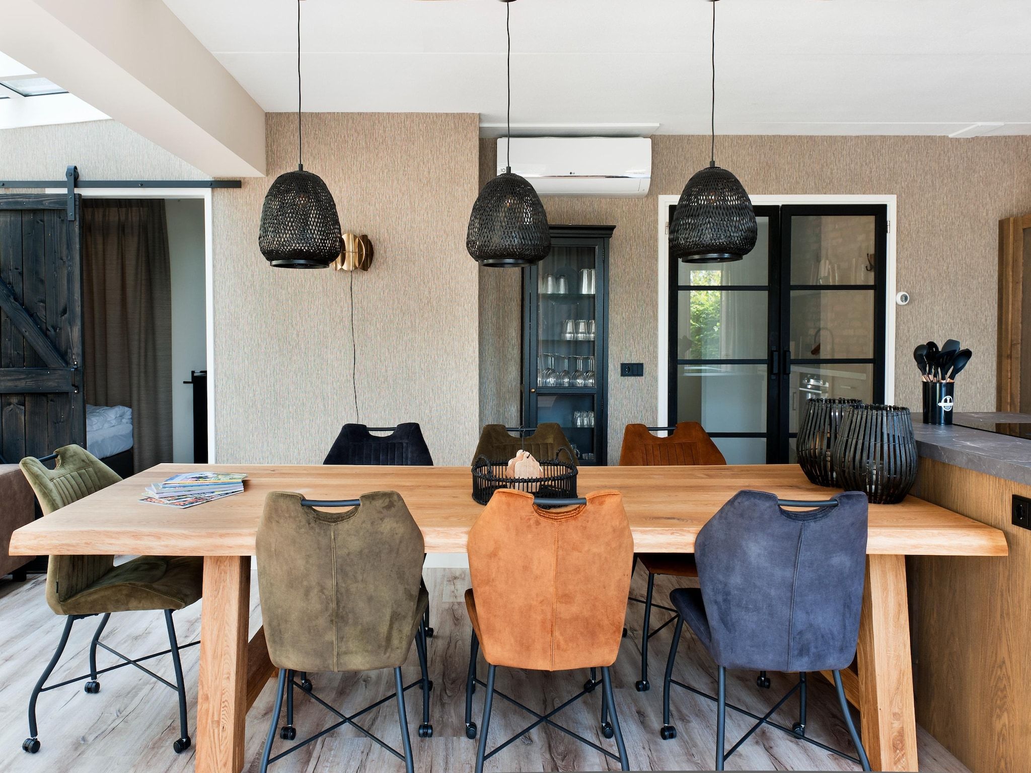 De eetkamer van 8 pers Metbroekhuis Wellness de luxe met sauna & buitenspa in Groningen