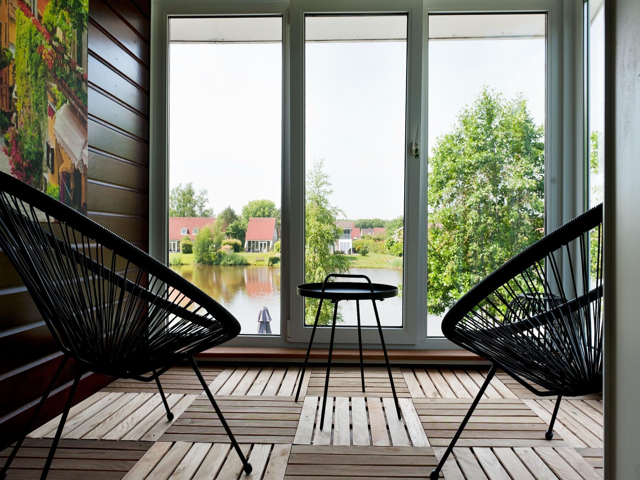 Het terras van 8 pers Metbroekhuis Wellness de luxe met sauna & buitenspa in Groningen