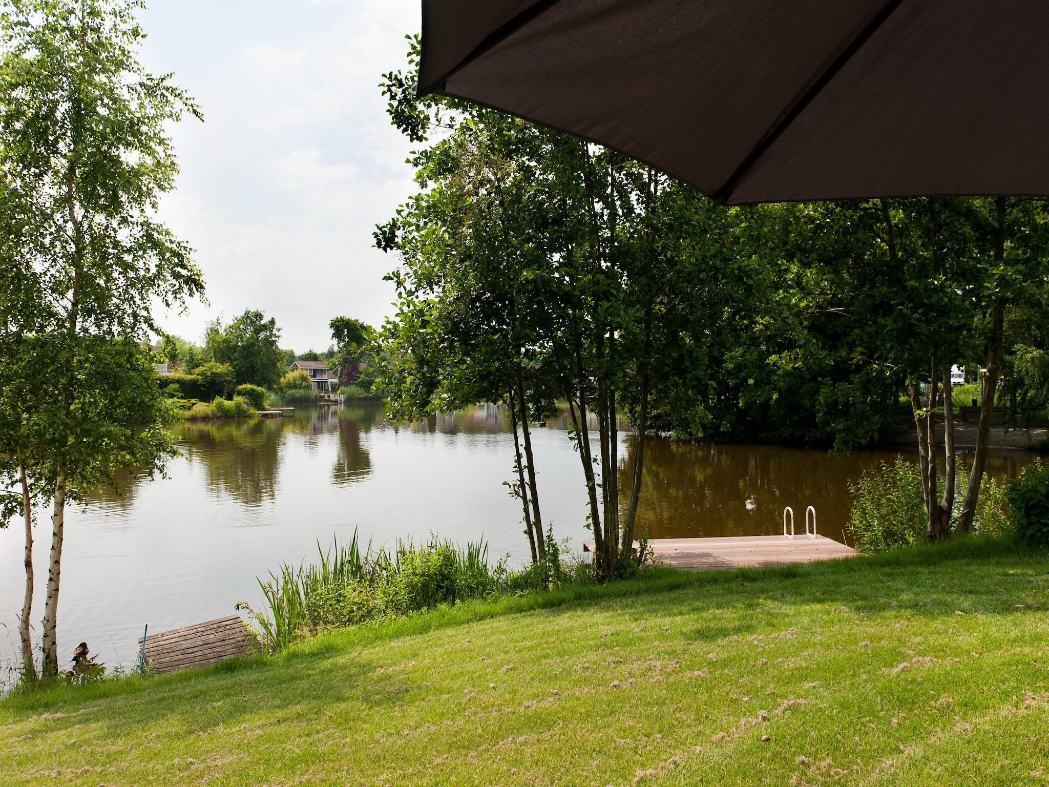 De tuin van 8 pers Metbroekhuis Wellness de luxe met sauna & buitenspa in Groningen