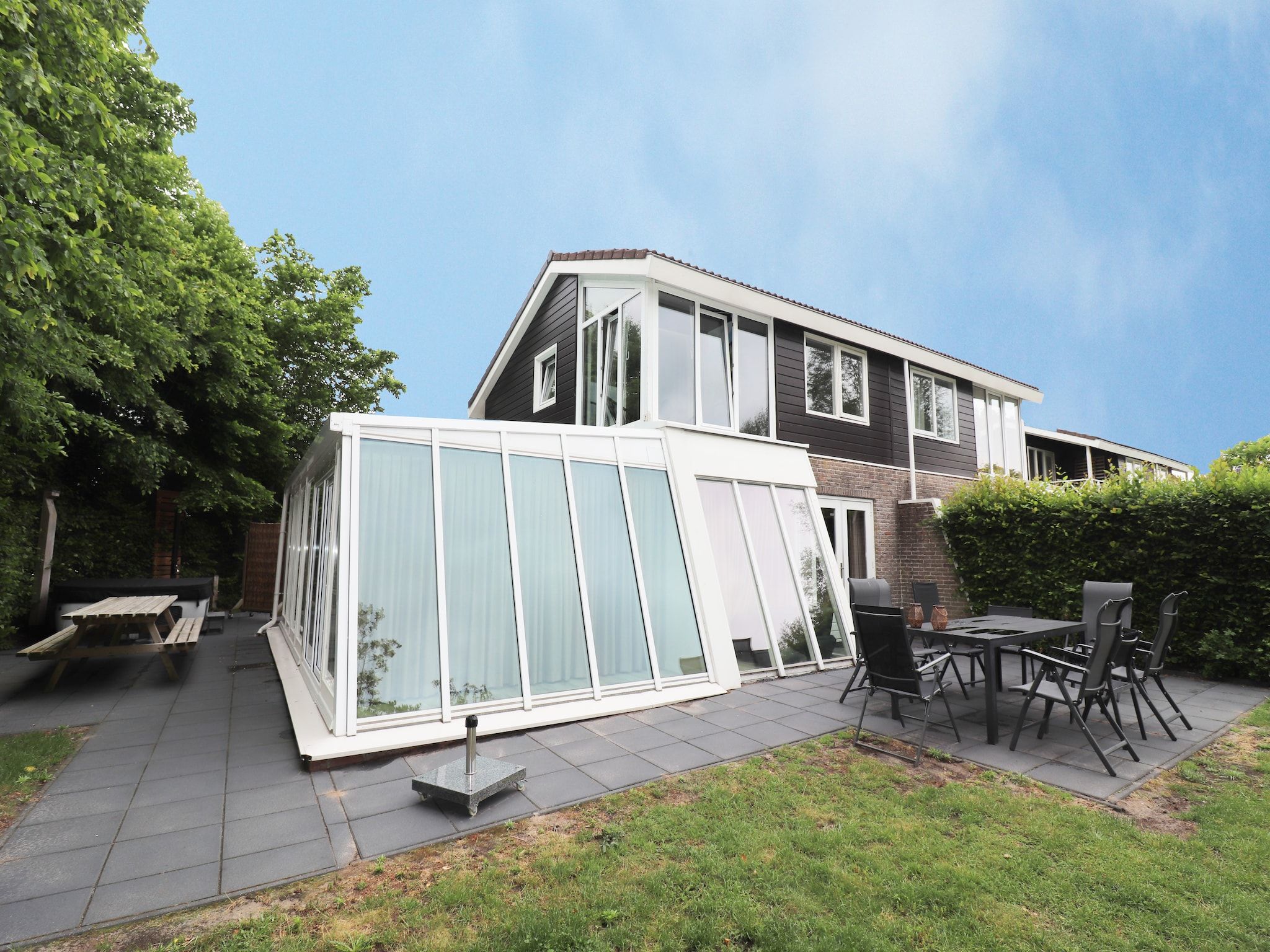 De buitenkant van 8 pers Metbroekhuis Wellness de luxe met sauna & buitenspa in Groningen