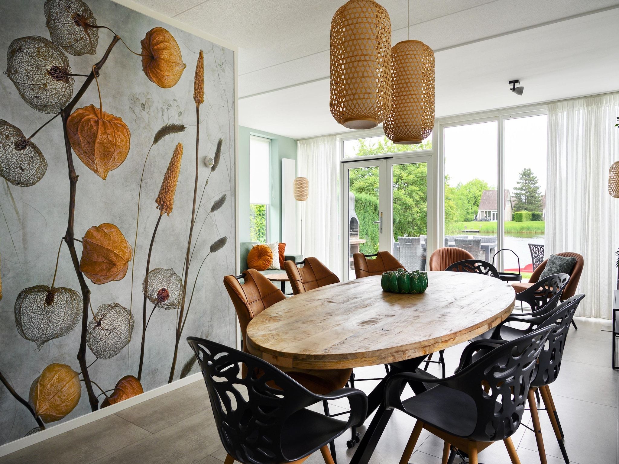 De eetkamer van 8 pers Westerwolde Prestige Welness met buitenspa in Vlagtwedde