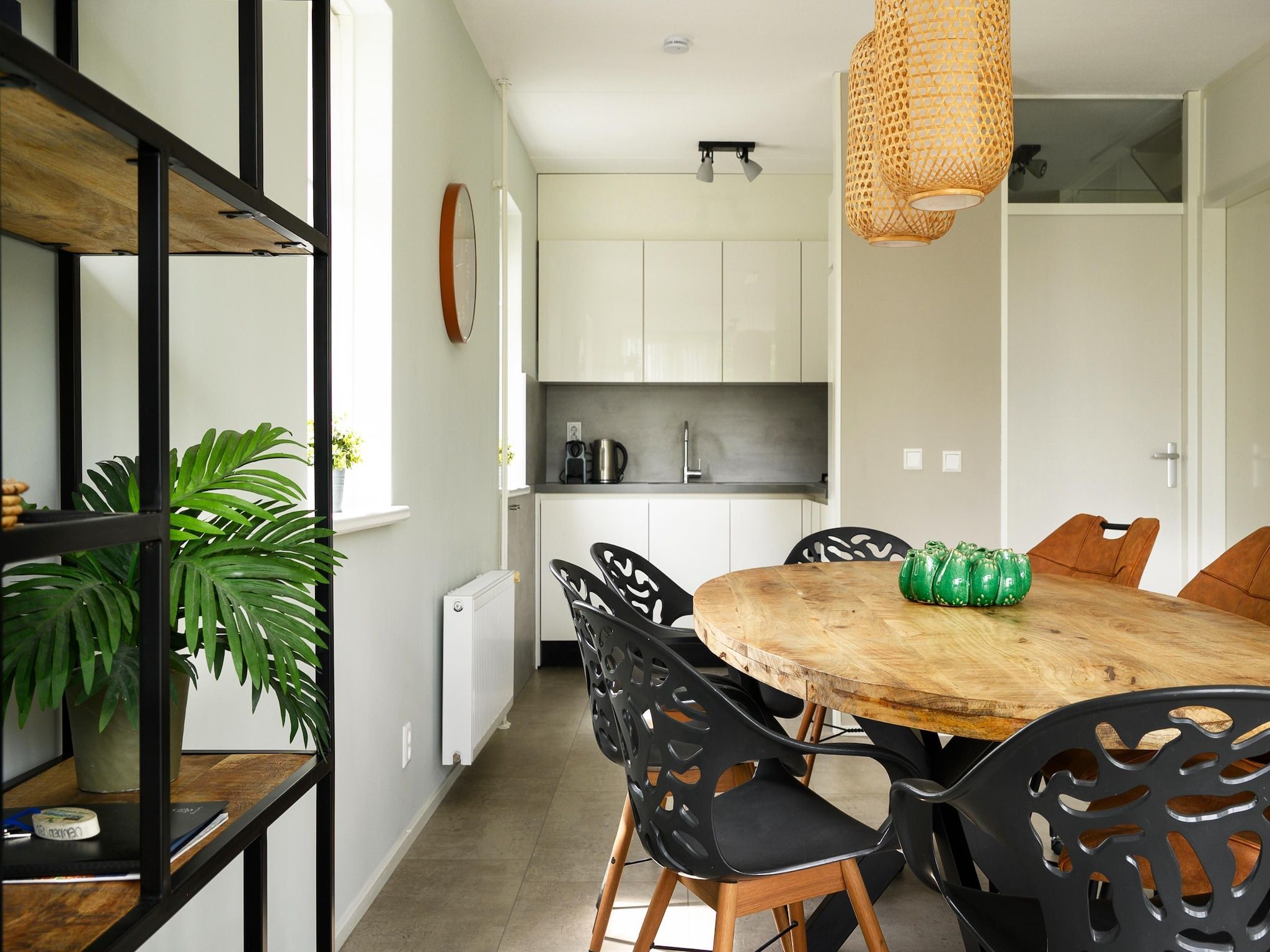 De eetkamer van 8 pers Westerwolde Prestige Welness met buitenspa in Vlagtwedde