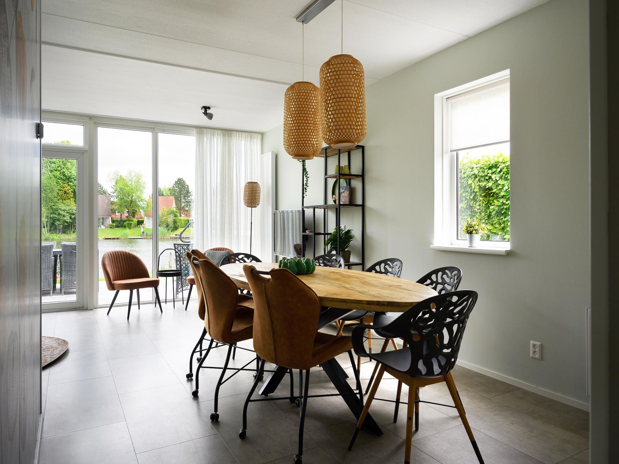 De eetkamer van 8 pers Westerwolde Prestige Welness met buitenspa in Vlagtwedde