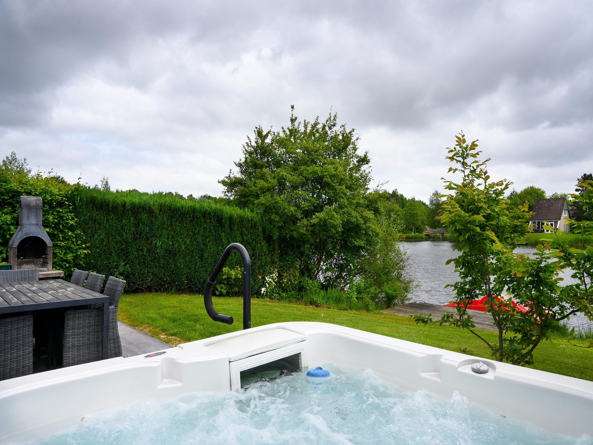 De tuin van 8 pers Westerwolde Prestige Welness met buitenspa in Vlagtwedde