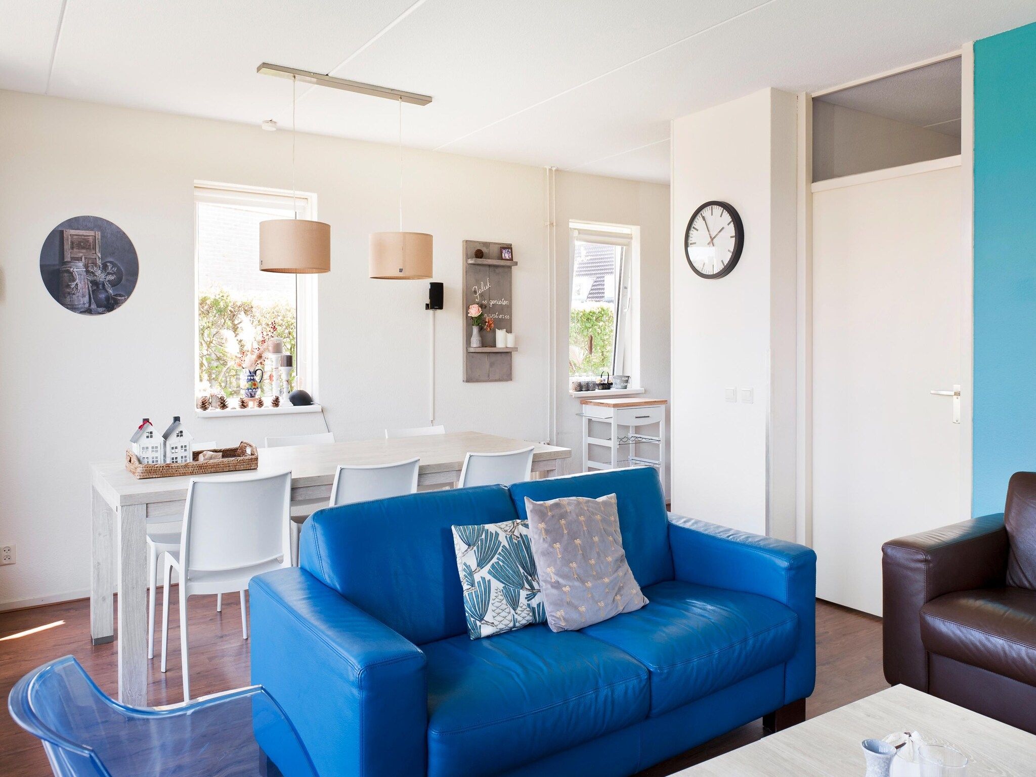 De woonkamer van 6 pers Renneborghuis Wellness Comfort met sauna in Groningen