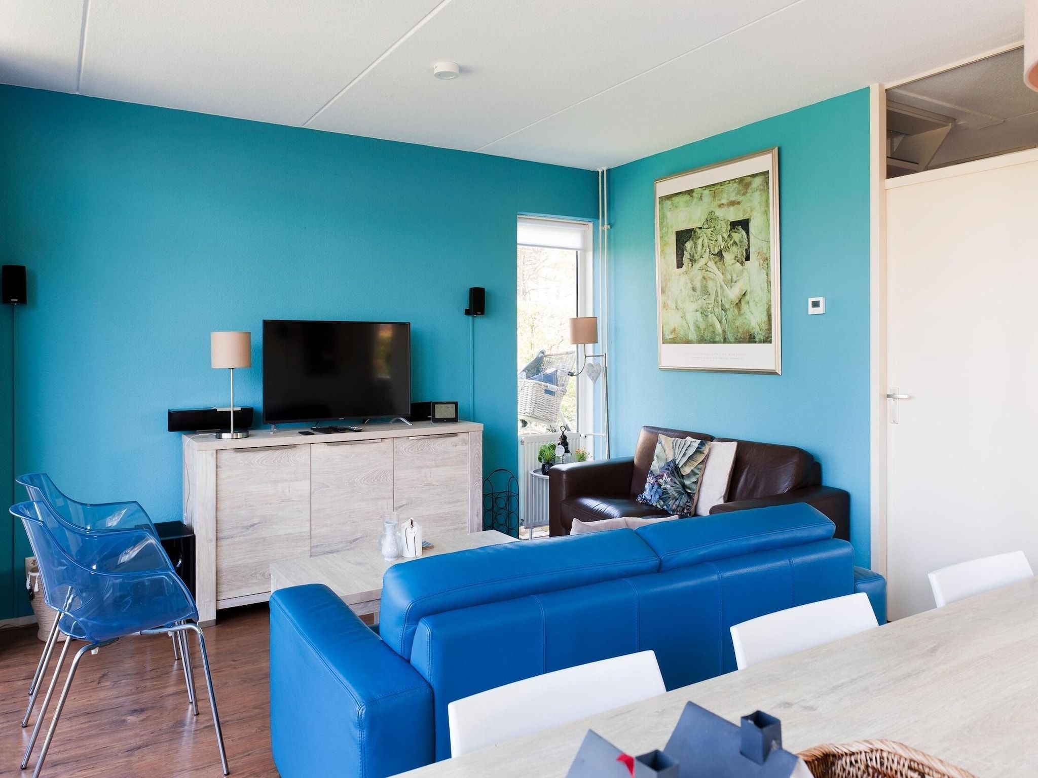 De woonkamer van 6 pers Renneborghuis Wellness Comfort met sauna in Groningen