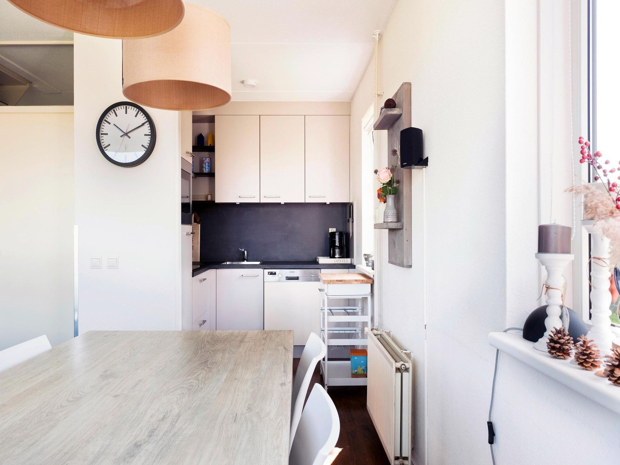 De eetkamer van 6 pers Renneborghuis Wellness Comfort met sauna in Groningen