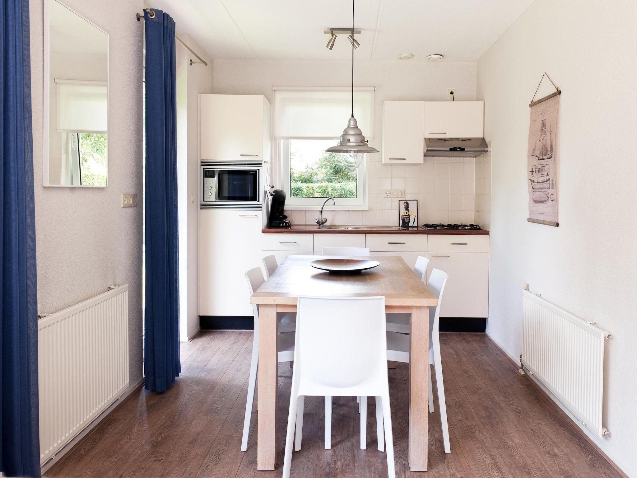 De eetkamer van Skip Wellness de luxe met sauna in Friesland