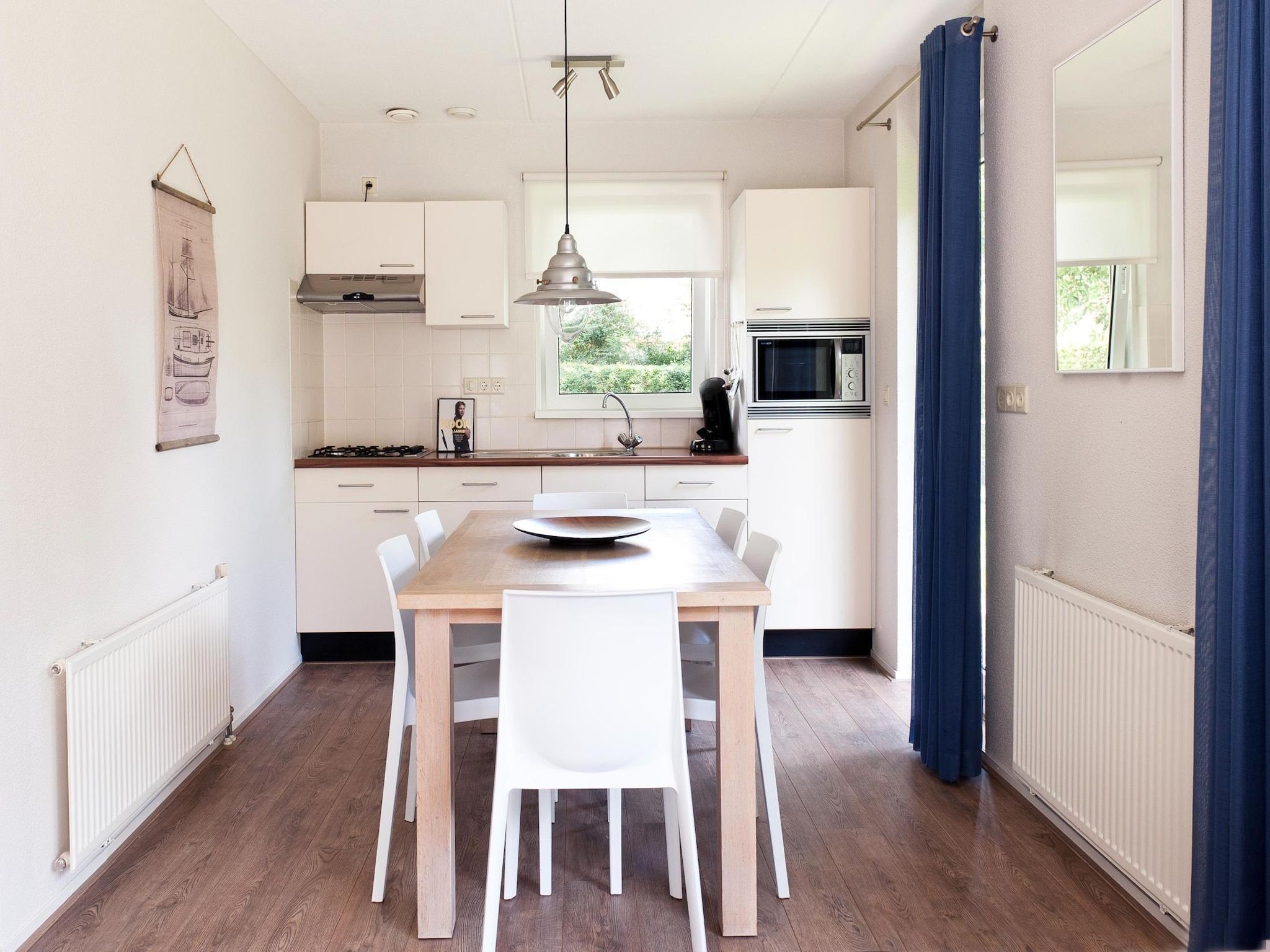 De eetkamer van Skip Wellness de luxe met sauna in Friesland