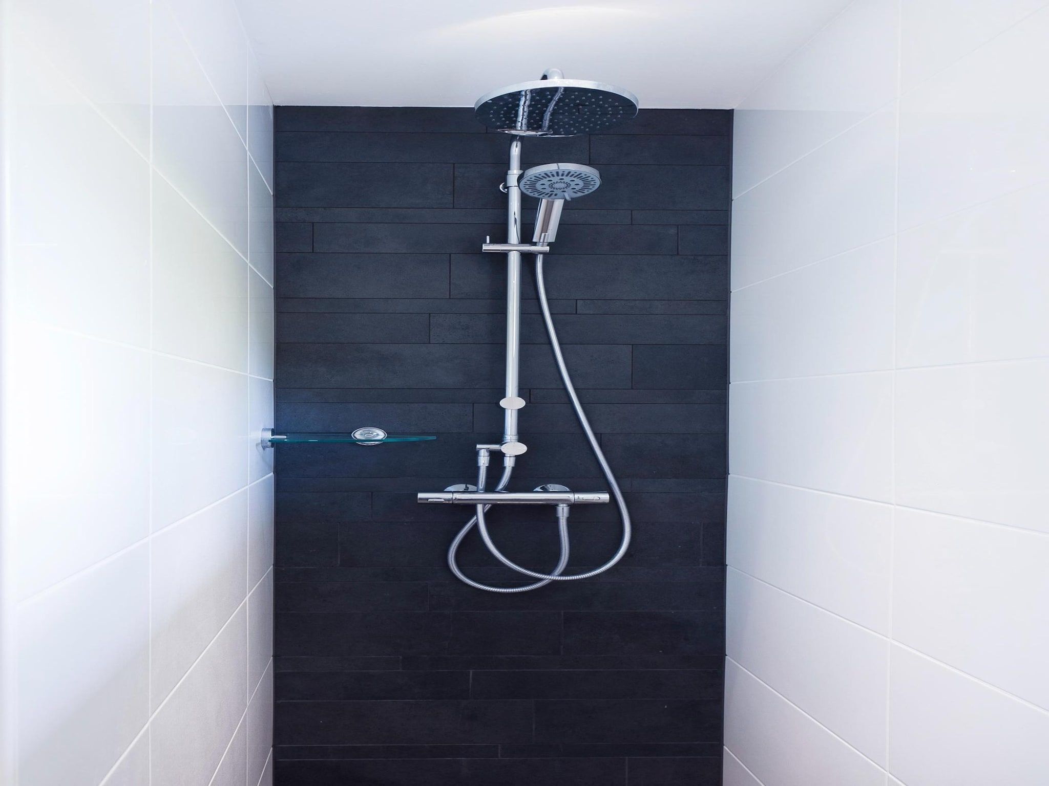 De badkamer van Skip Wellness de luxe met sauna in Friesland