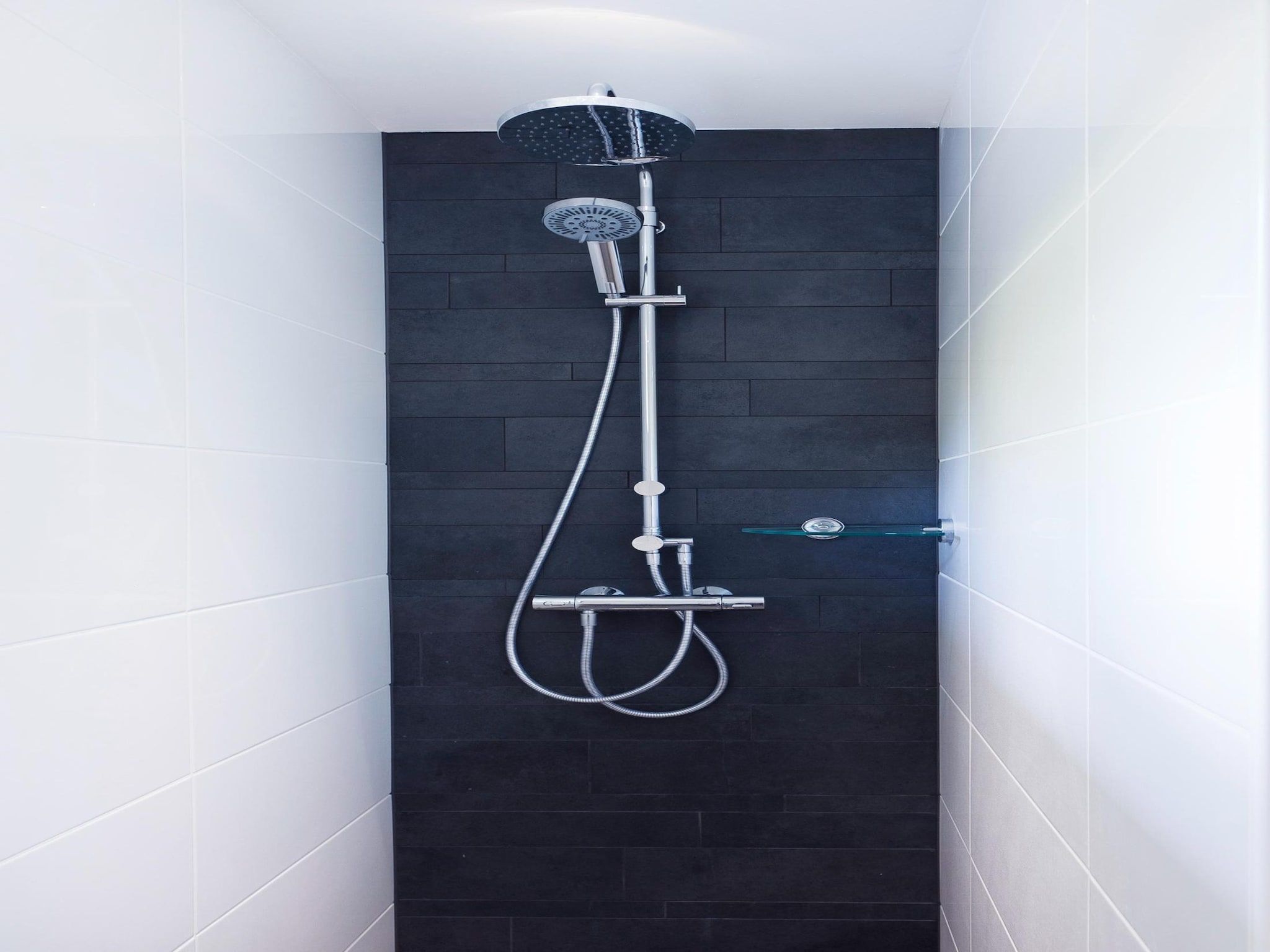 De badkamer van Skip Wellness de luxe met sauna in Friesland