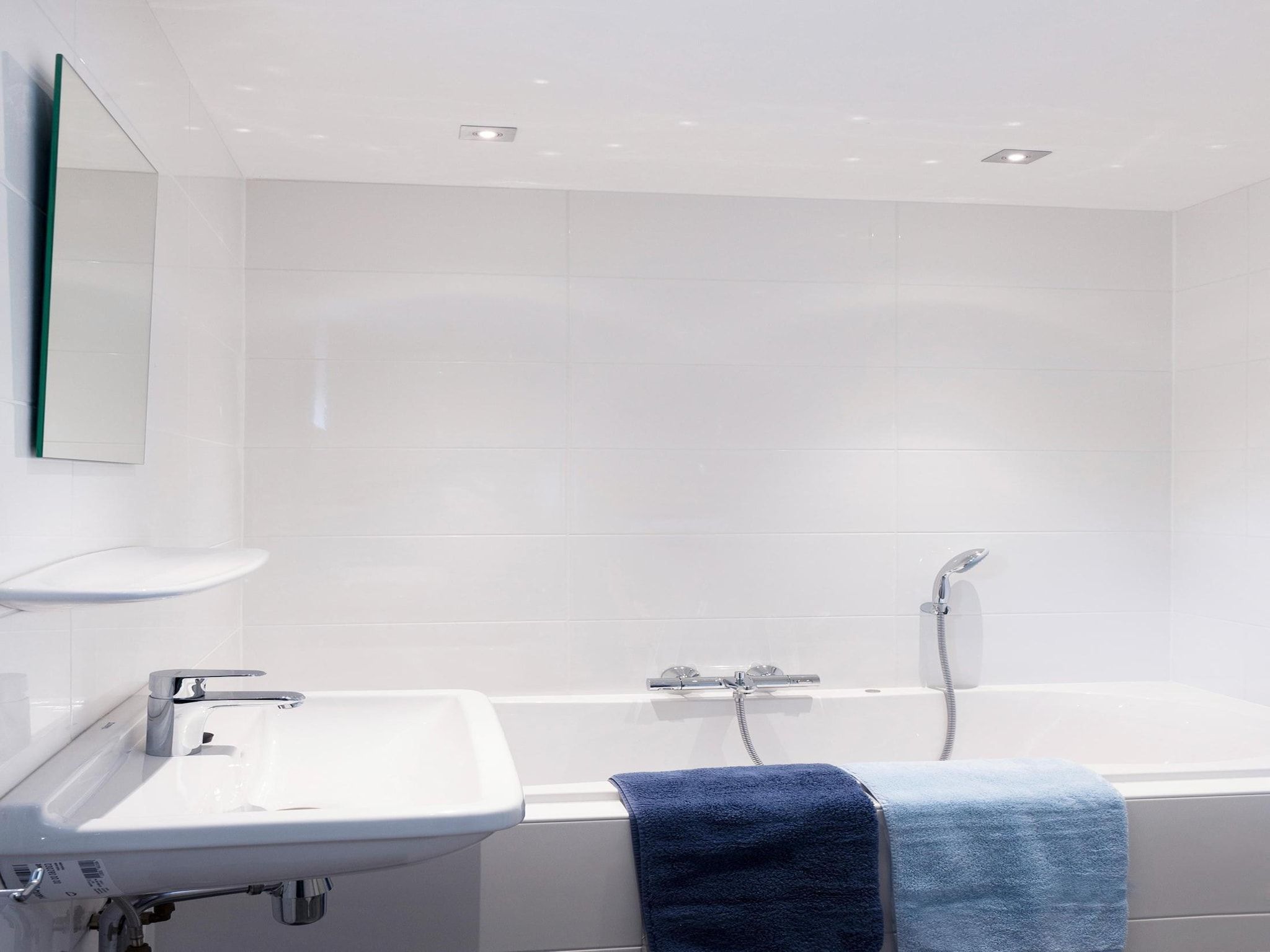 De badkamer van Skip Wellness de luxe met sauna in Friesland