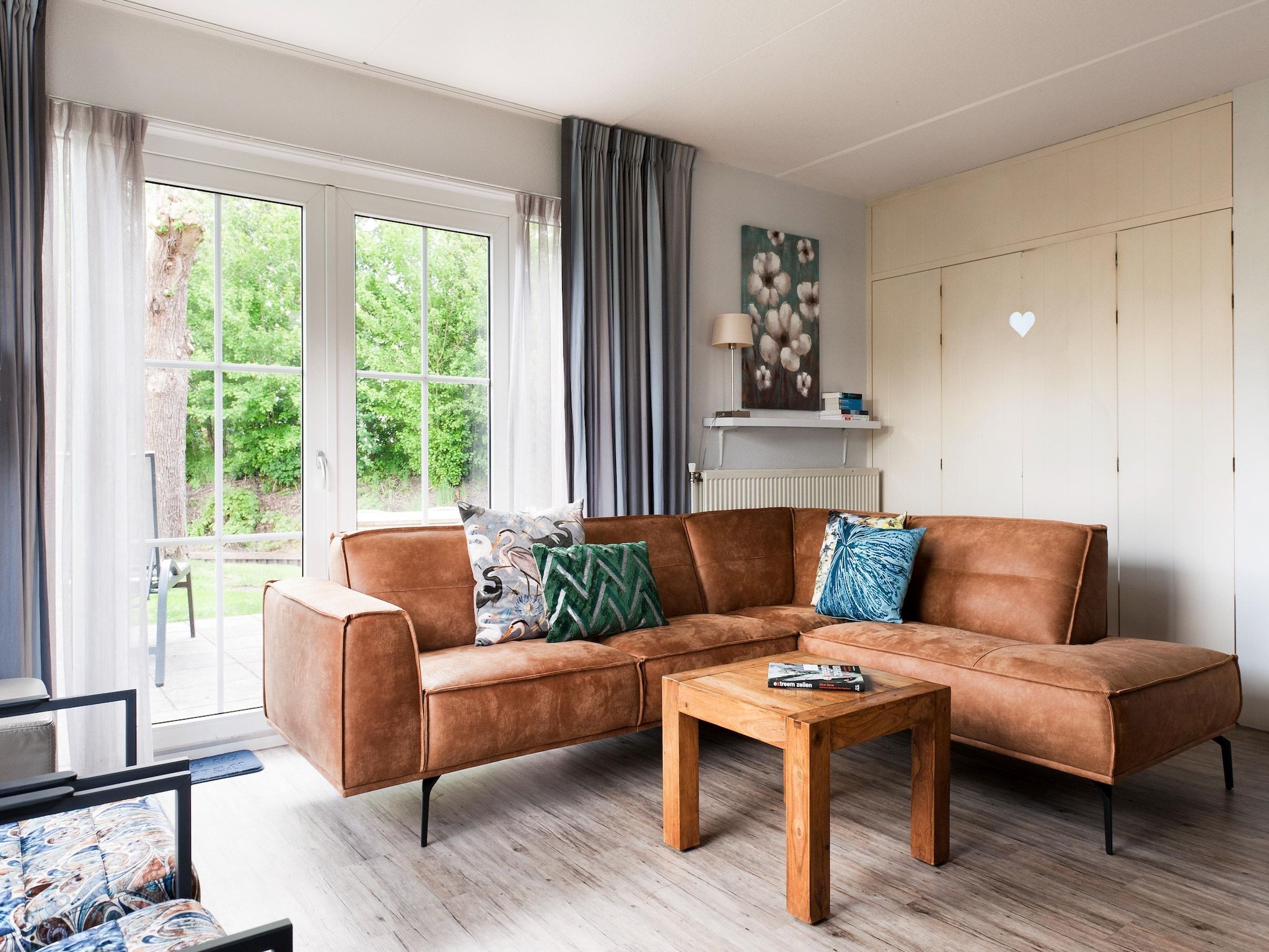 De woonkamer van Tobke Wellness de luxe VIP met sauna met buitenspa in Friesland