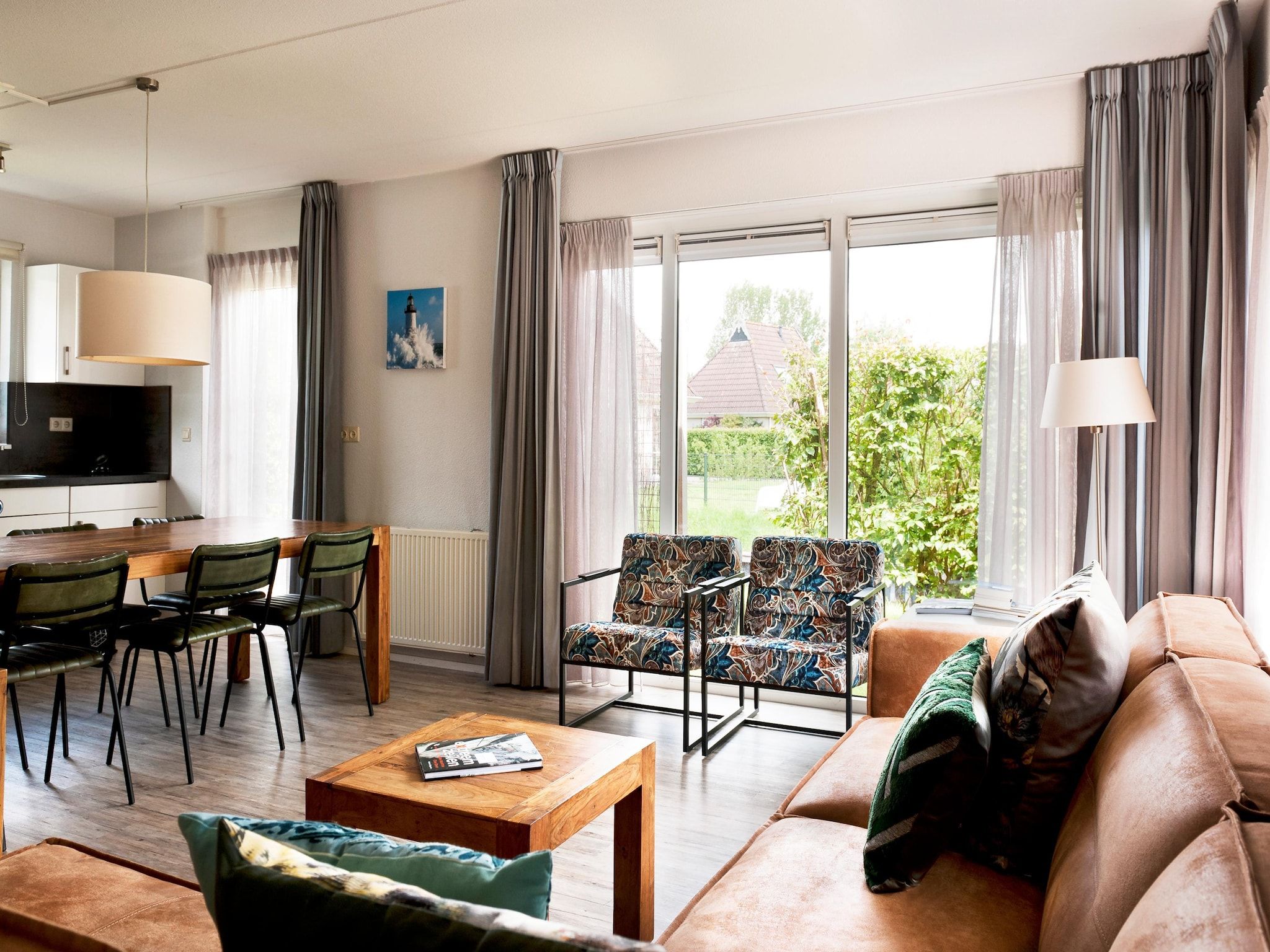 De woonkamer van Tobke Wellness de luxe VIP met sauna met buitenspa in Friesland