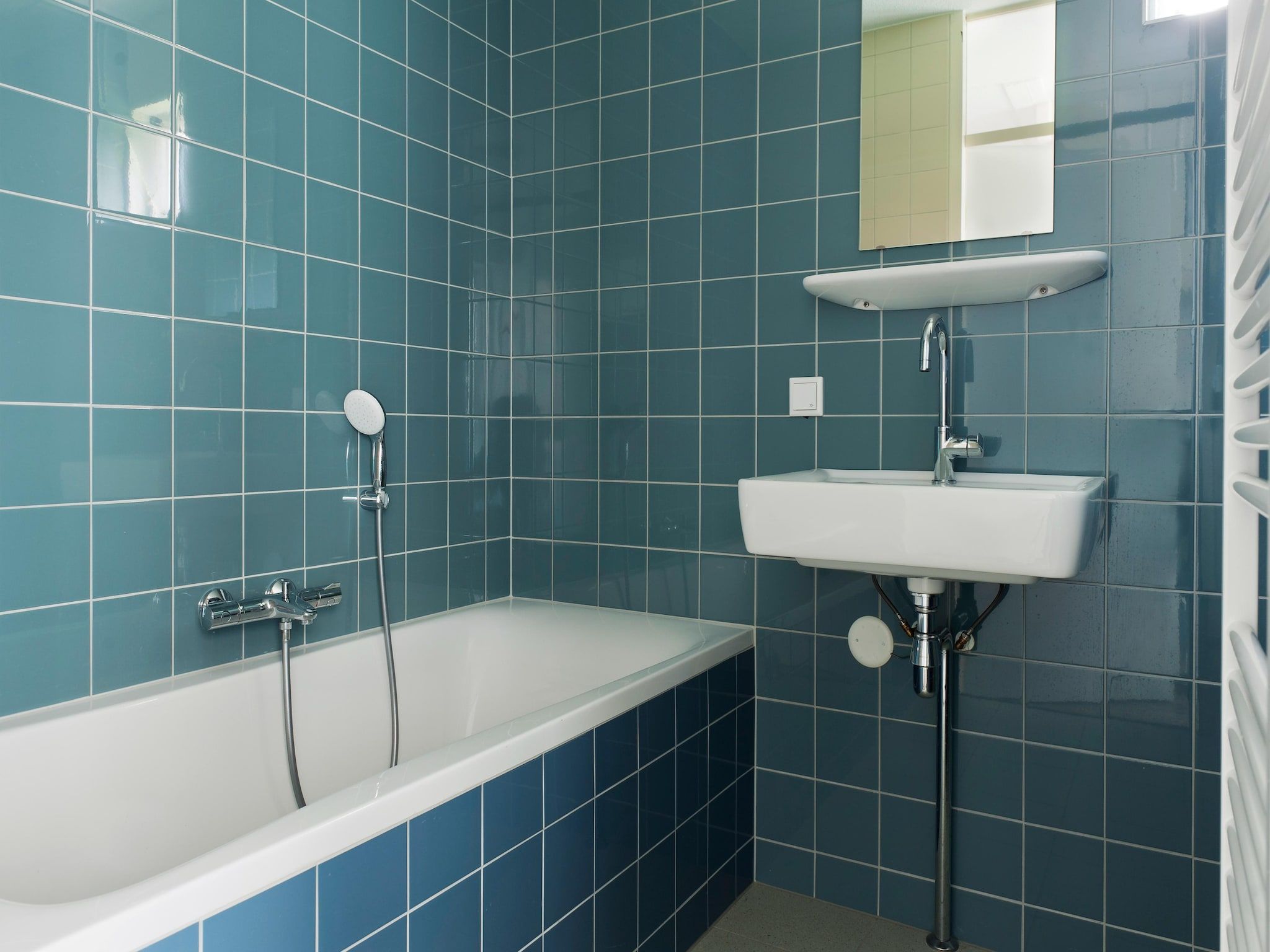 De badkamer van Tobke Wellness de luxe VIP met sauna met buitenspa in Friesland