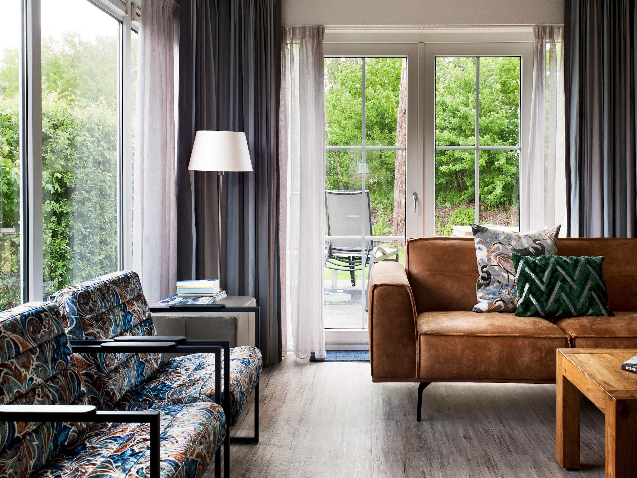 De woonkamer van Tobke Wellness de luxe VIP met sauna met buitenspa in Friesland