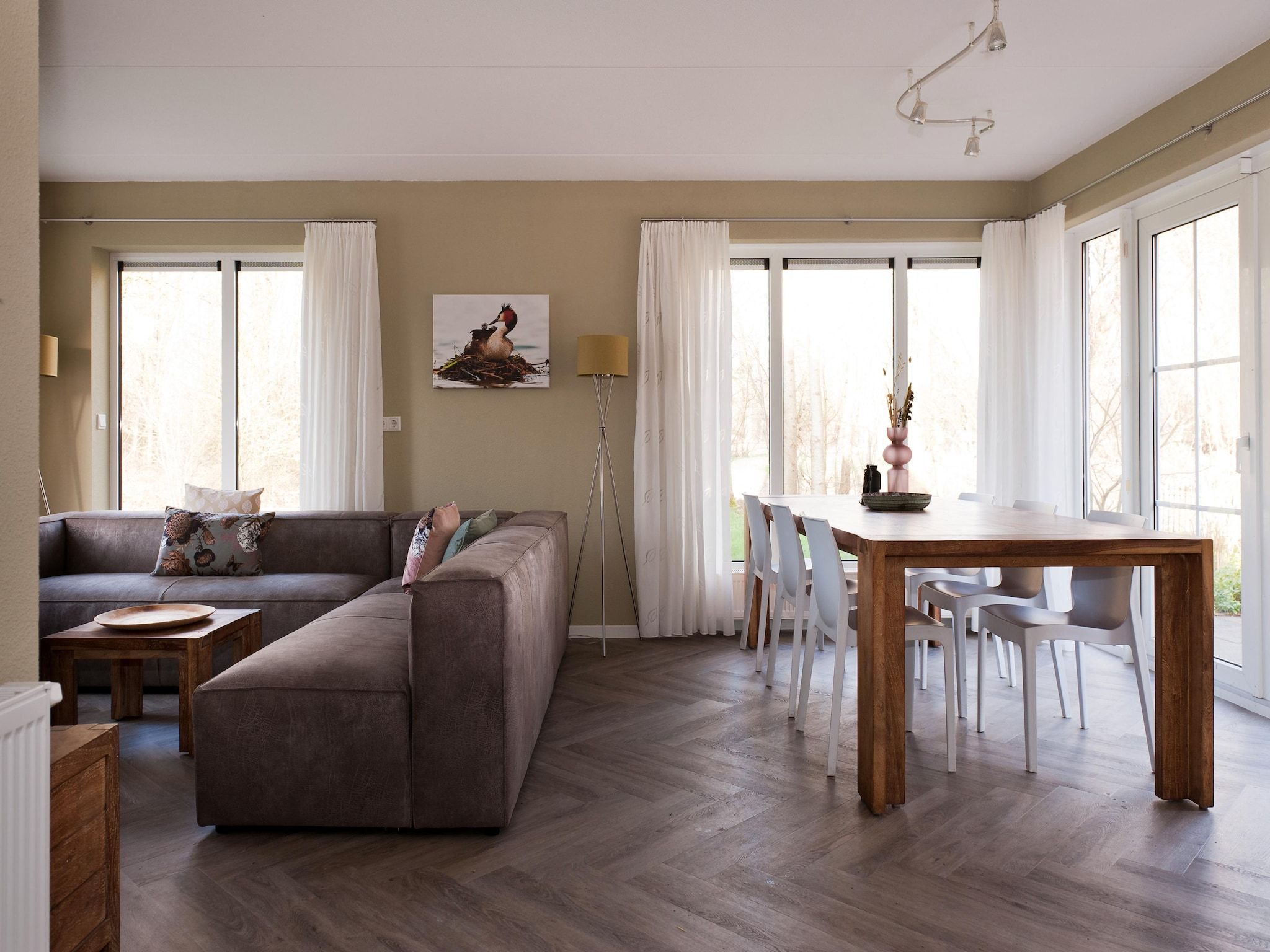 De woonkamer van Grand Fisker Wellness de luxe met sauna buitenspa & sloep seizoensgebonden in Friesland