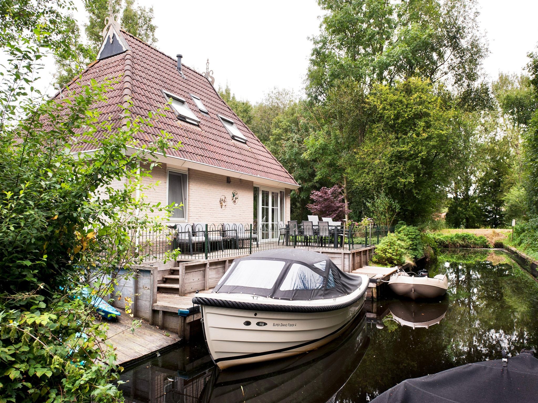 De buitenkant van Grand Fisker Wellness de luxe met sauna buitenspa & sloep seizoensgebonden in Friesland