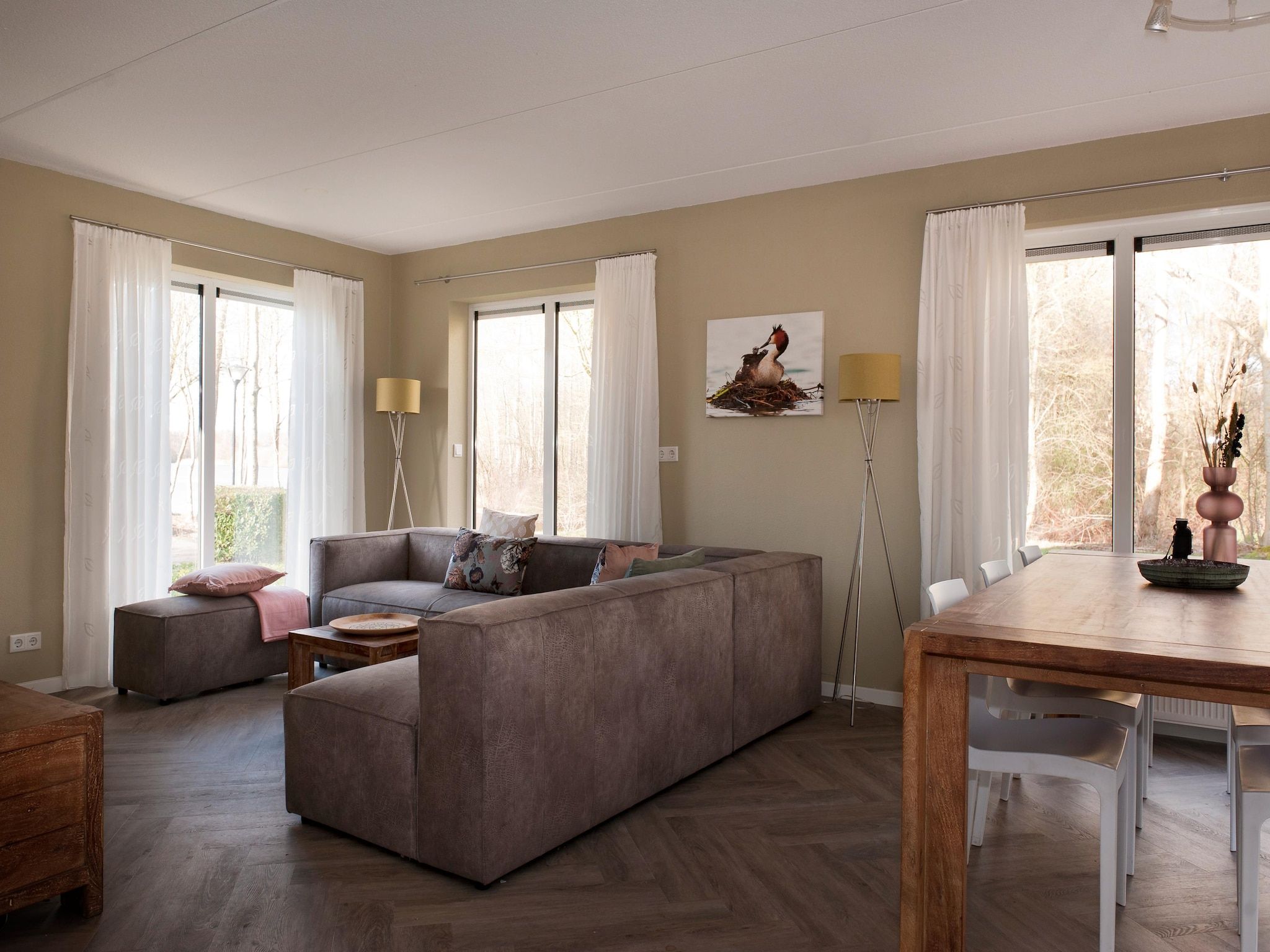 De woonkamer van Grand Fisker Wellness de luxe met sauna buitenspa & sloep seizoensgebonden in Friesland