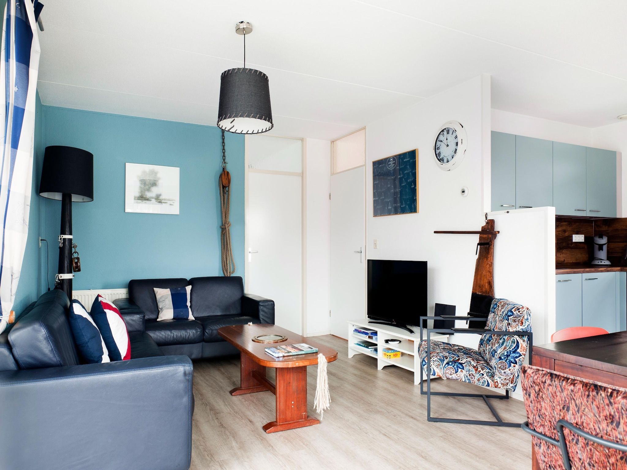 De woonkamer van Grand Fisker Wellness de luxe met sauna buitenspa & sloep seizoensgebonden in Friesland