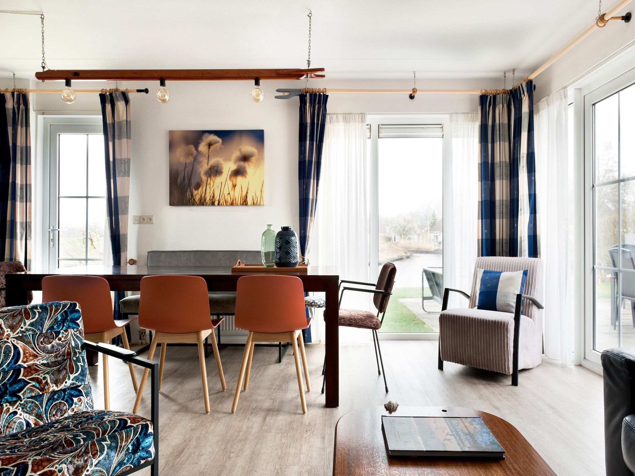 De woonkamer van Grand Fisker Wellness de luxe met sauna buitenspa & sloep seizoensgebonden in Friesland