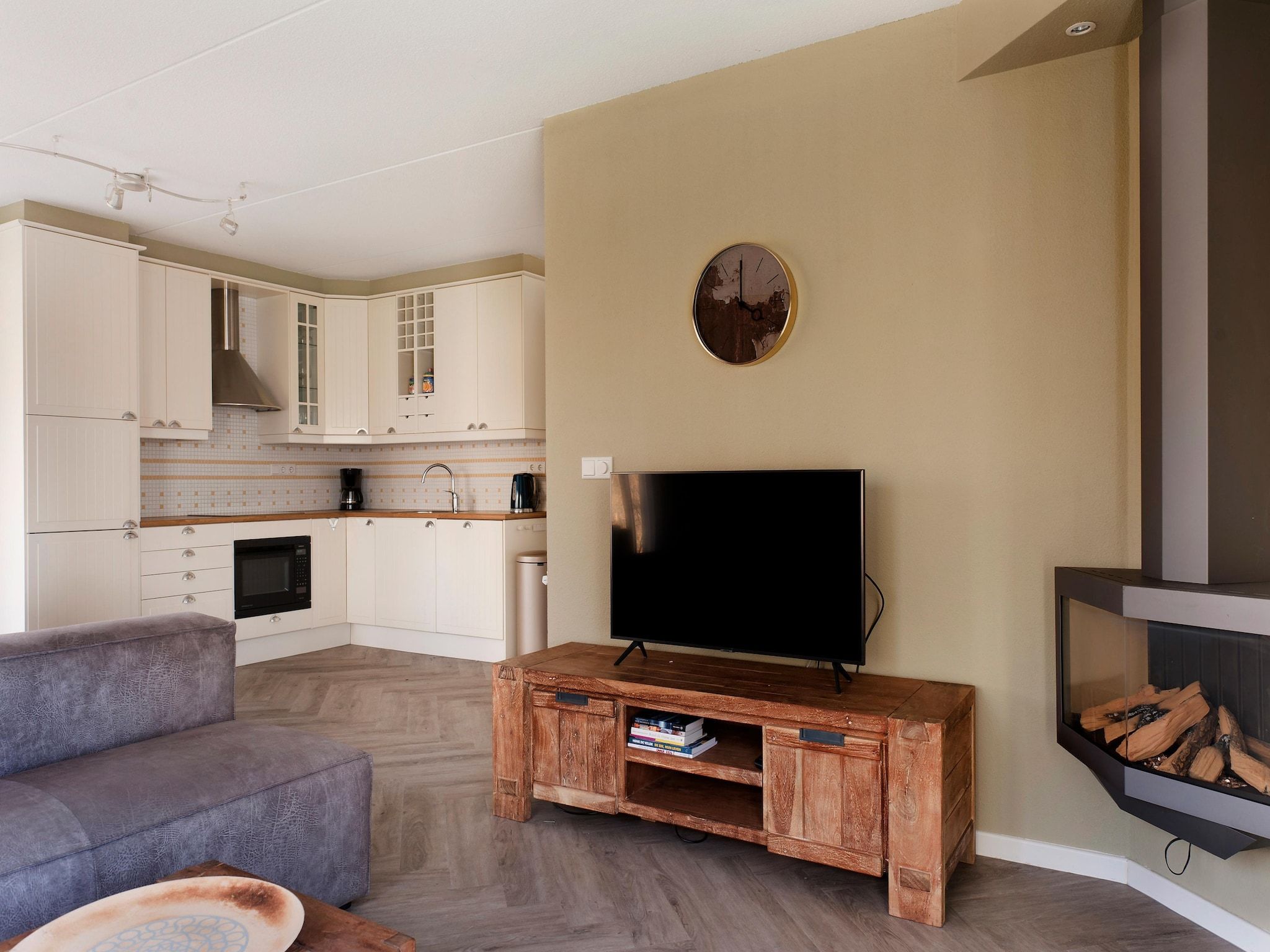 De woonkamer van Grand Fisker Wellness de luxe met sauna buitenspa & sloep seizoensgebonden in Friesland