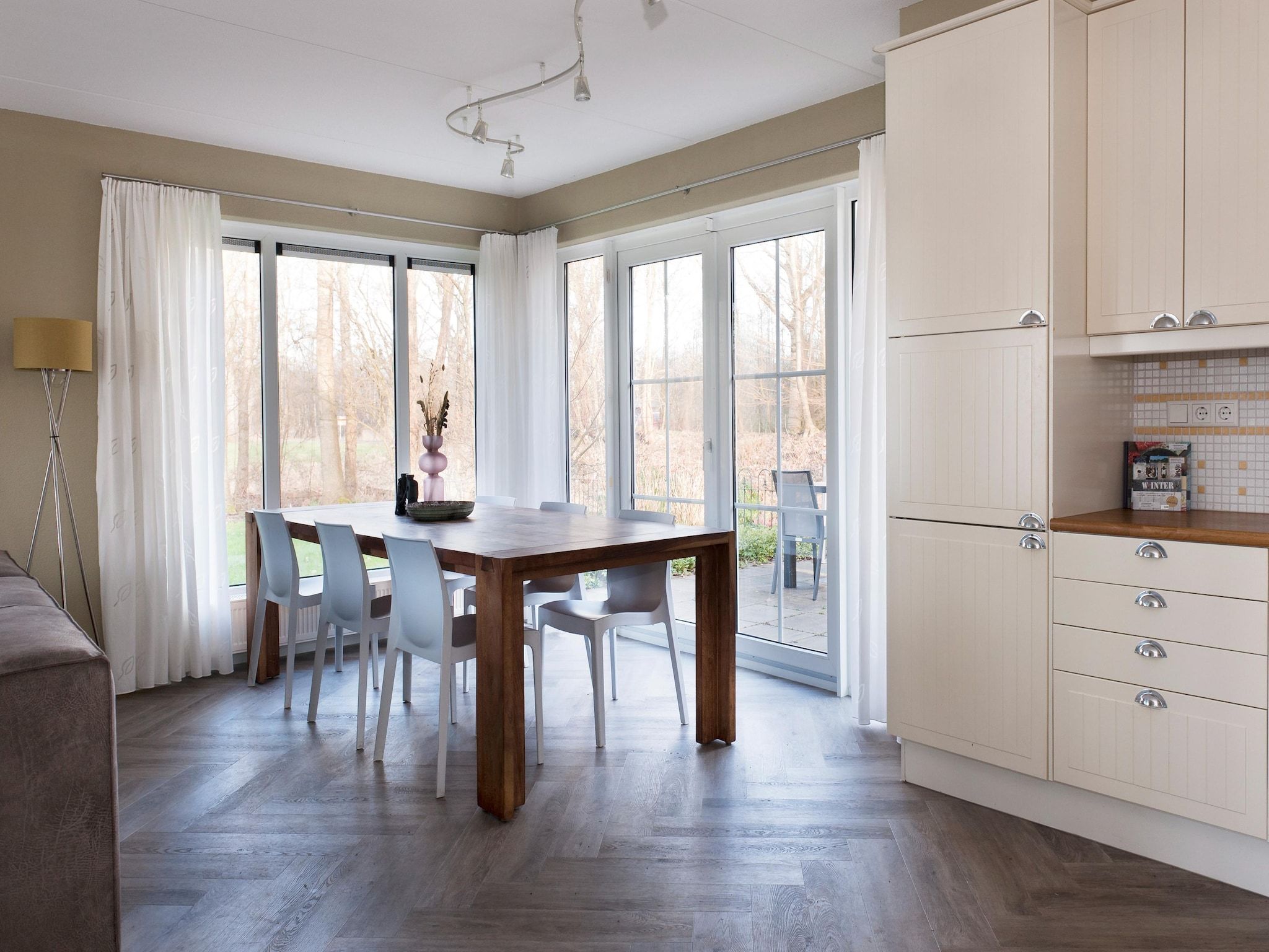 De eetkamer van Grand Fisker Wellness de luxe met sauna buitenspa & sloep seizoensgebonden in Friesland