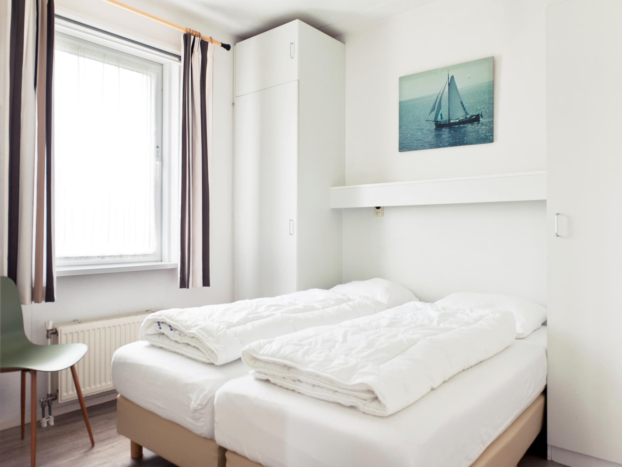 Een slaapkamer van Grand Fisker Wellness de luxe met sauna buitenspa & sloep seizoensgebonden in Friesland