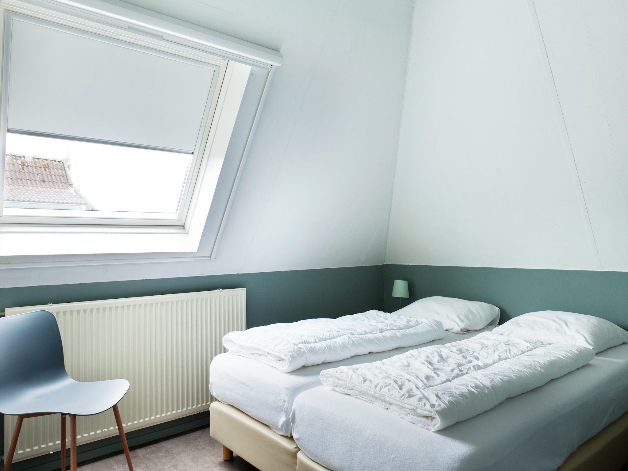 Een slaapkamer van Grand Fisker Wellness de luxe met sauna buitenspa & sloep seizoensgebonden in Friesland