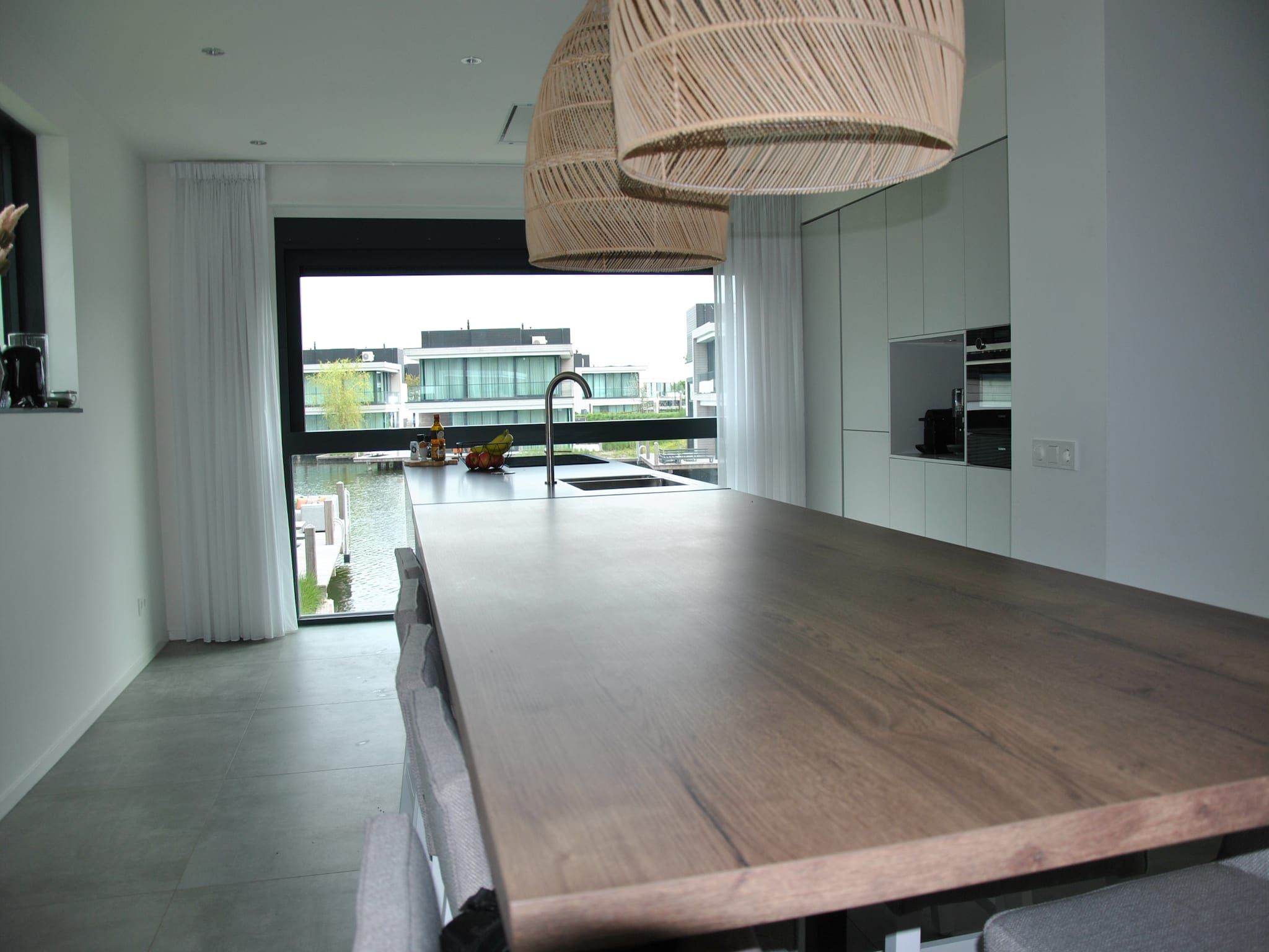 De keuken van Harbour Village 15 in Arnemuiden