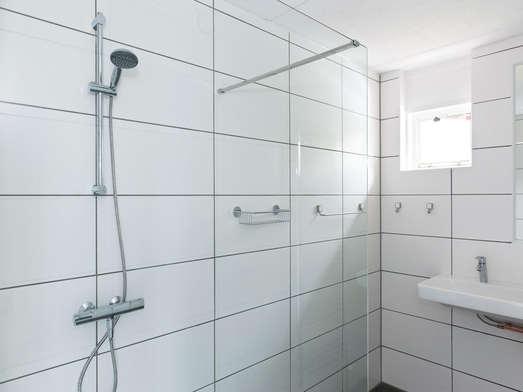 De badkamer van Wiid Wellness de luxe met sauna & buitenspa in Friesland