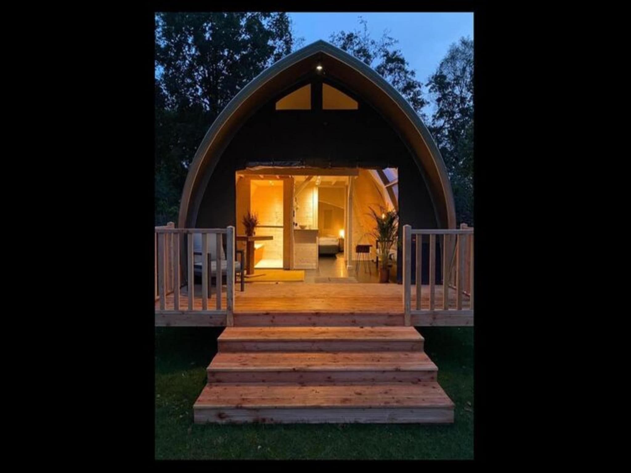 Het terras van Tentlodge Partijs Wellness met sauna en prive-bad-2p in Dalerveen