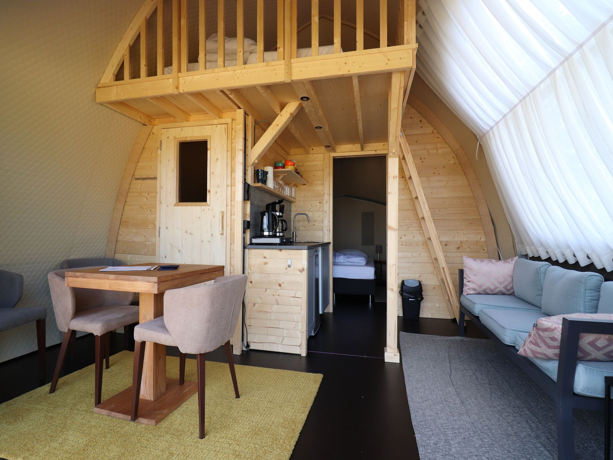 De woonkamer van Tentlodge Partijs Wellness met sauna en prive-bad-2p in Dalerveen
