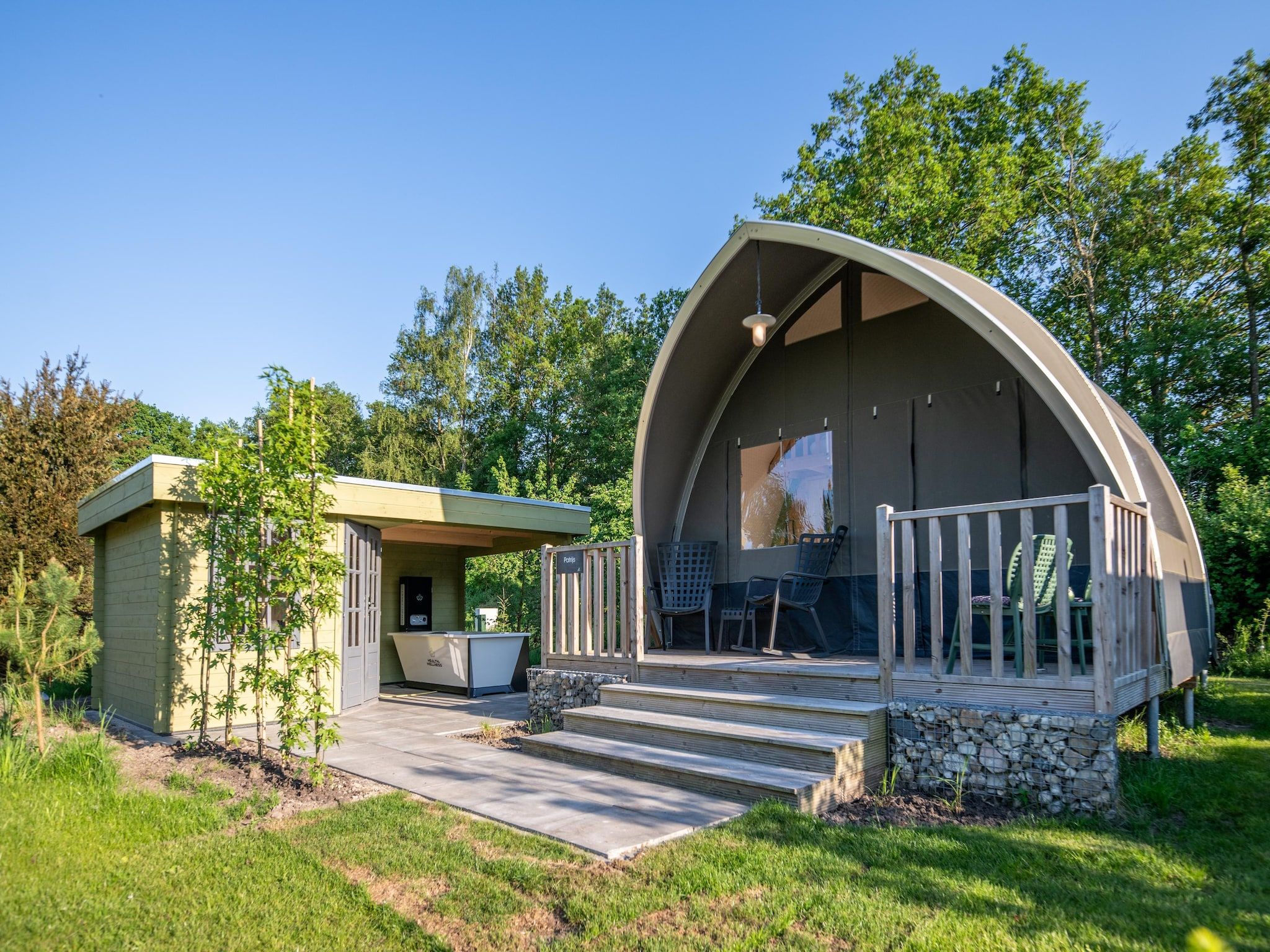 De buitenkant van Tentlodge Partijs Wellness met sauna en prive-bad-2p in Dalerveen