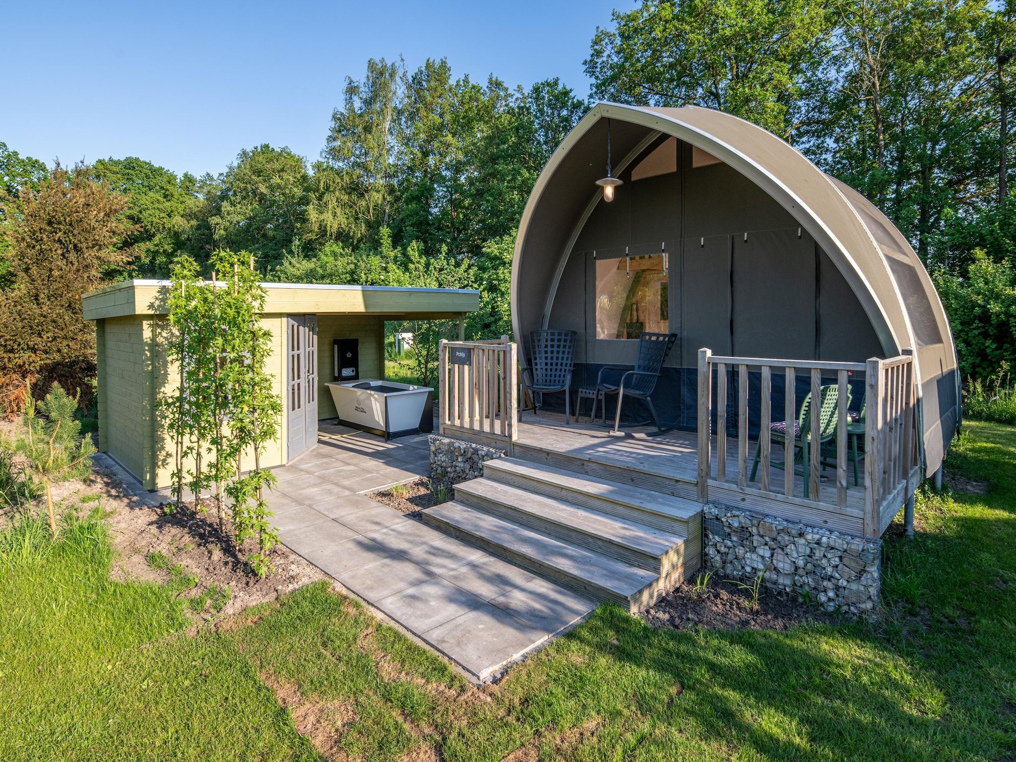 De tuin van Tentlodge Partijs Wellness met sauna en prive-bad-2p in Dalerveen