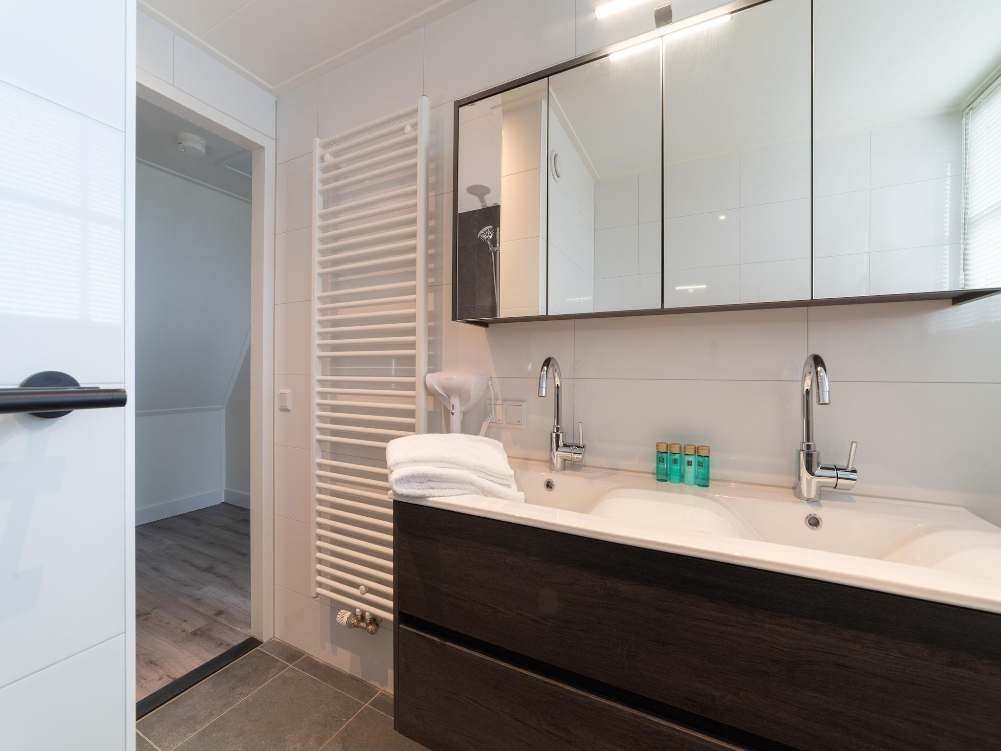 De badkamer van 6 persoons vrijstaand met sauna - 1 in Colijnsplaat