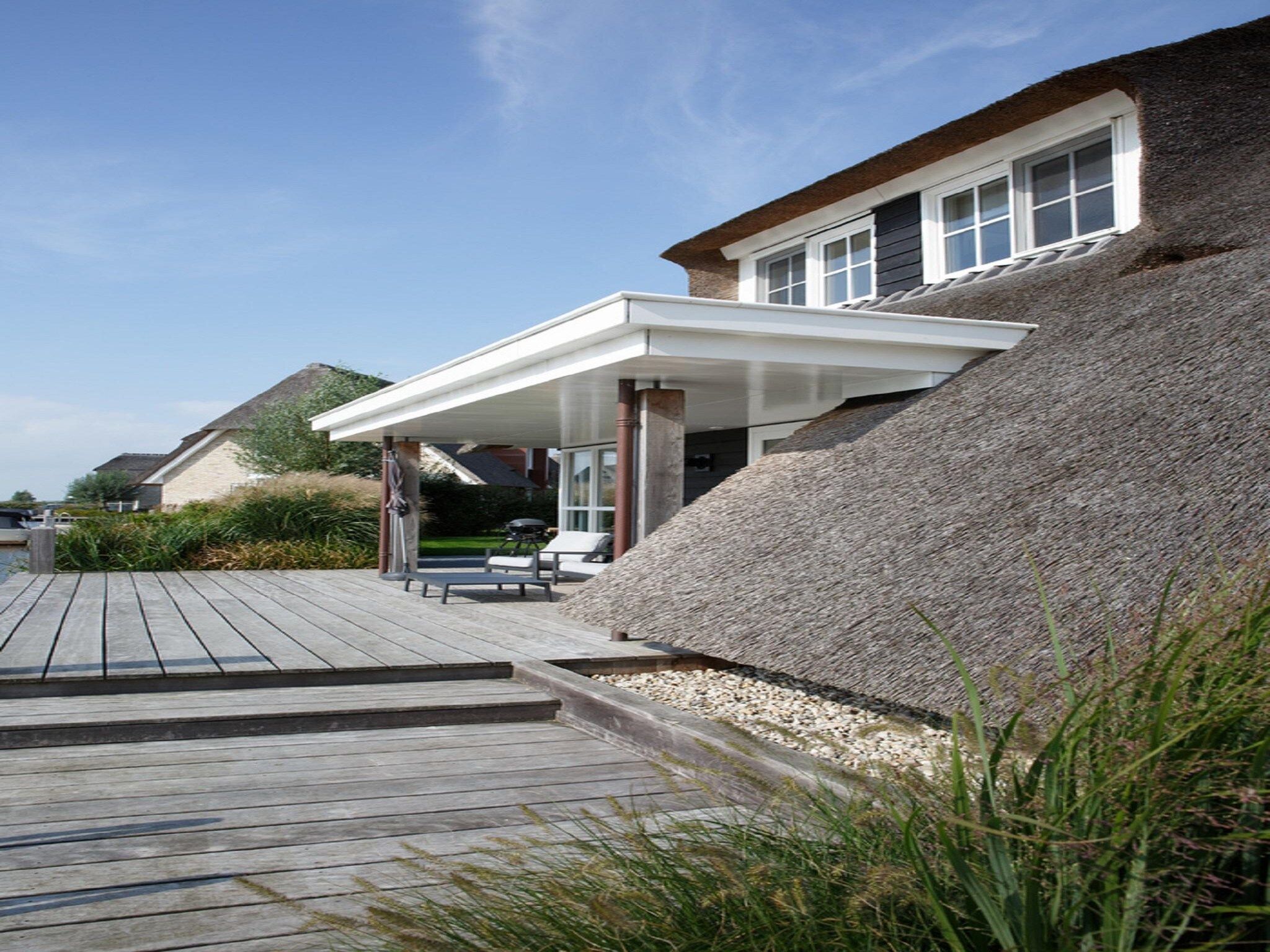 Het terras van Friese Meren Villa's 22 in Delfstrahuizen