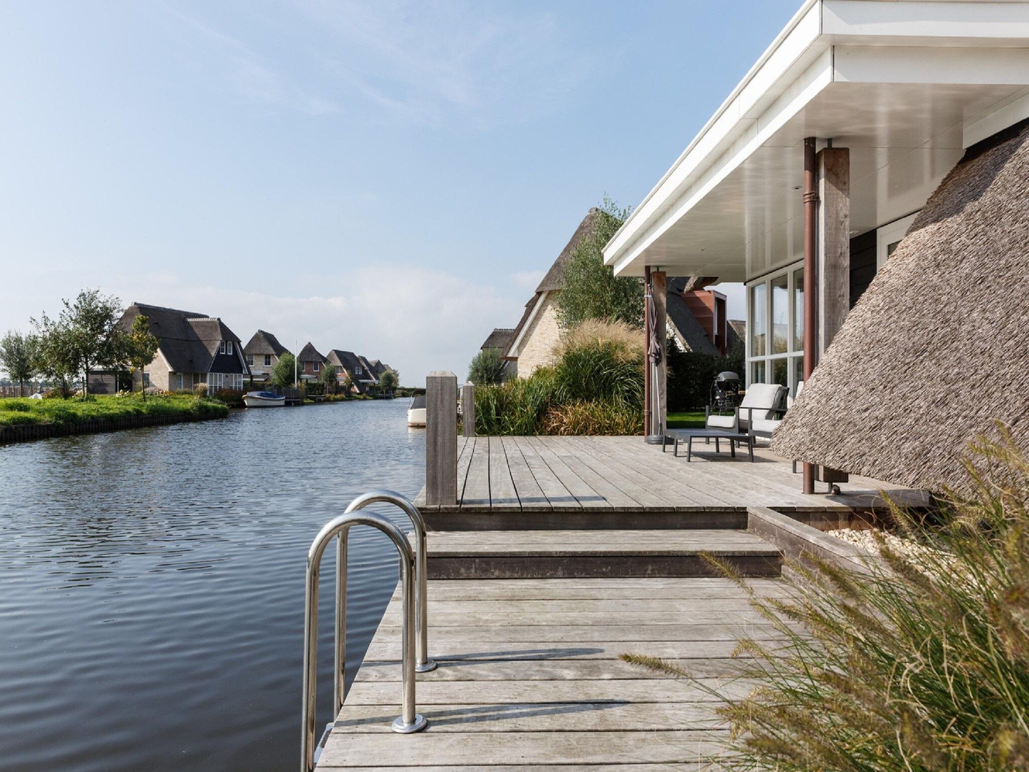 De buitenkant van Friese Meren Villa's 22 in Delfstrahuizen