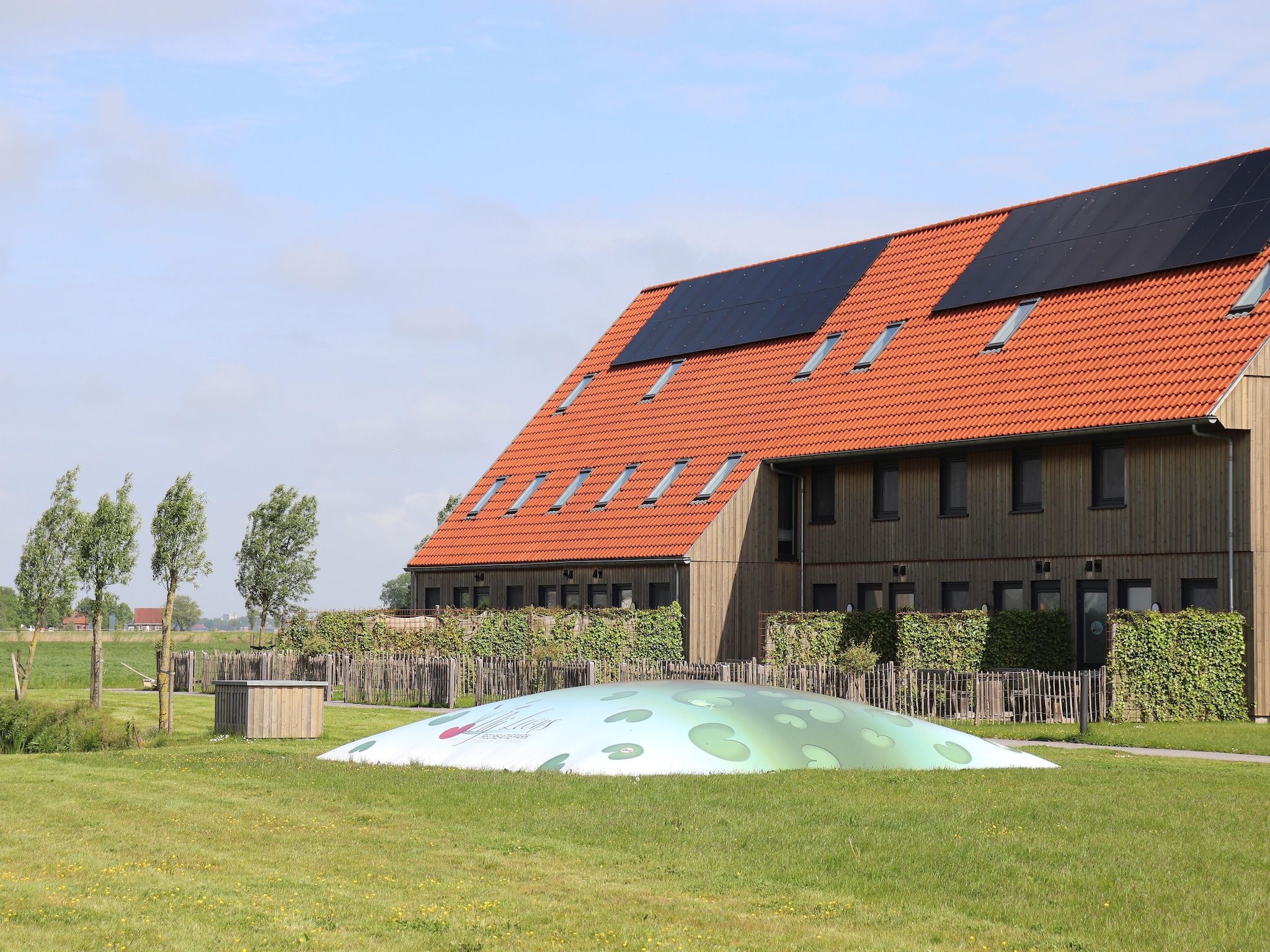 De buitenkant van Friese Villa in Leons in Leons
