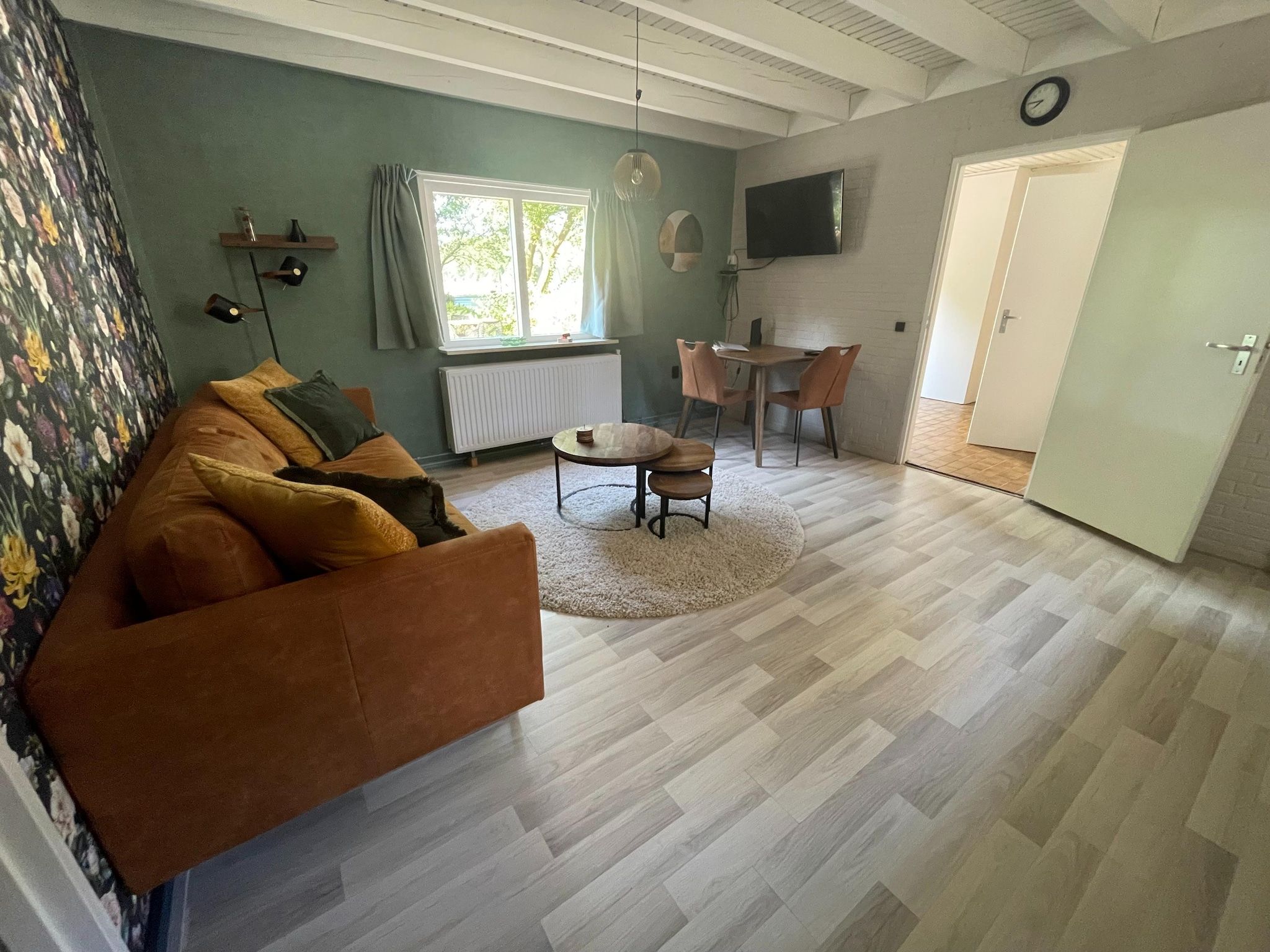 De woonkamer van Elperhof Schoonloo 16B in Schoonloo