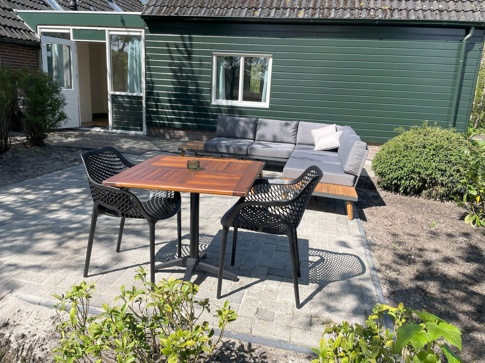 Het terras van Elperhof Schoonloo 16B in Schoonloo