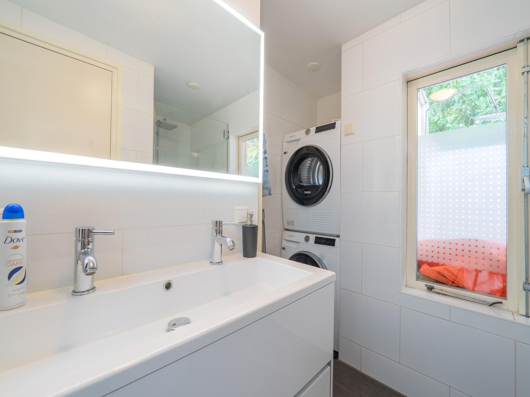 De badkamer van De Klimroos in Bergen