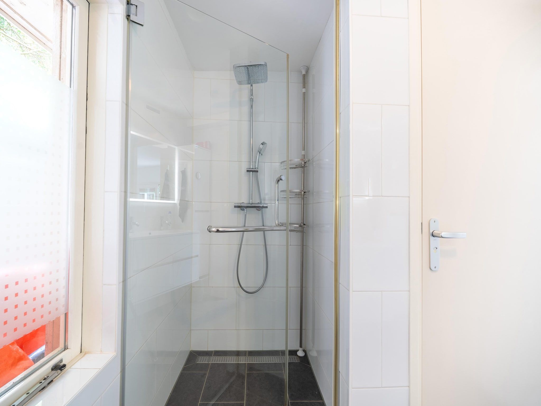 De badkamer van De Klimroos in Bergen