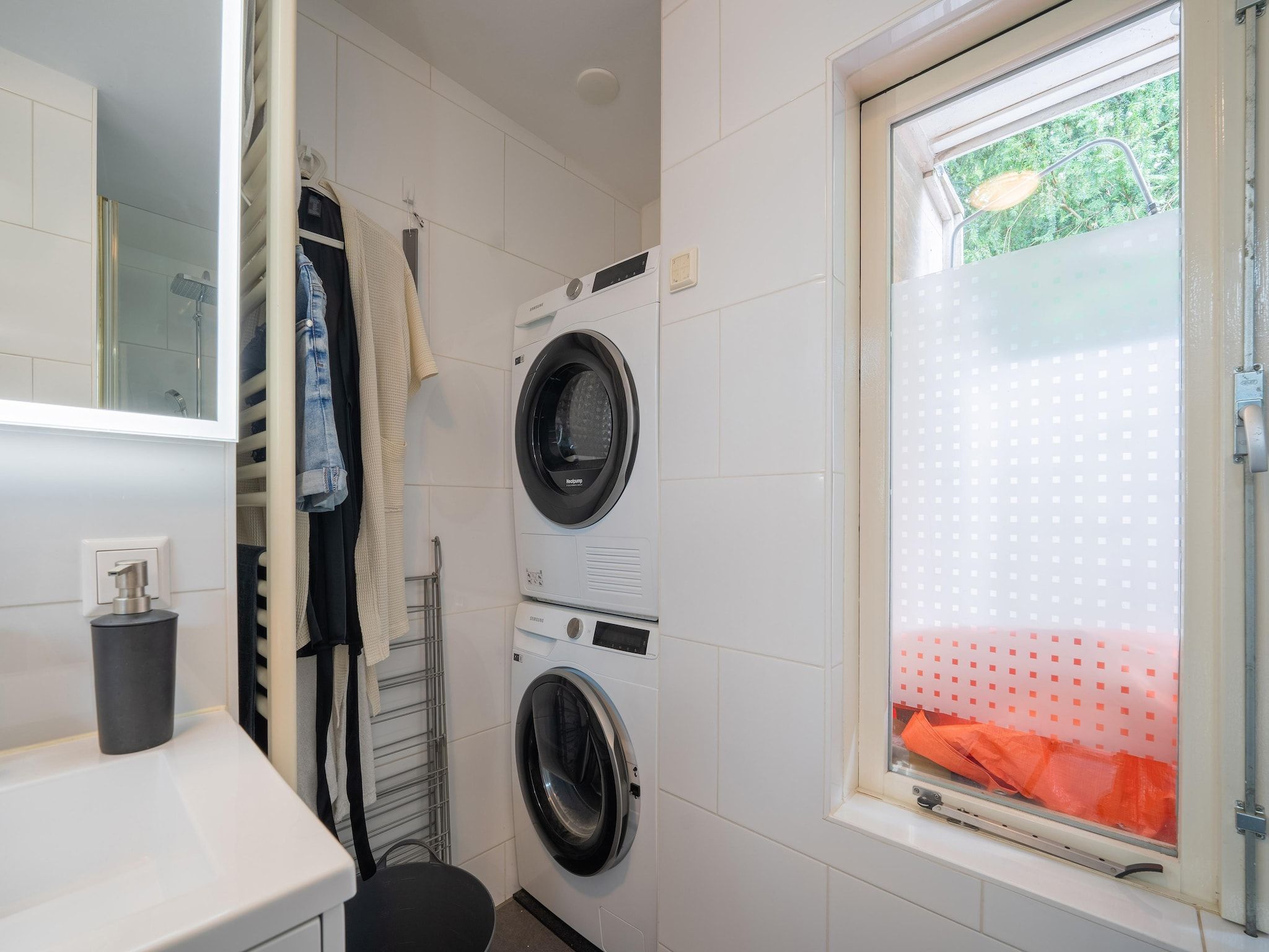 De badkamer van De Klimroos in Bergen