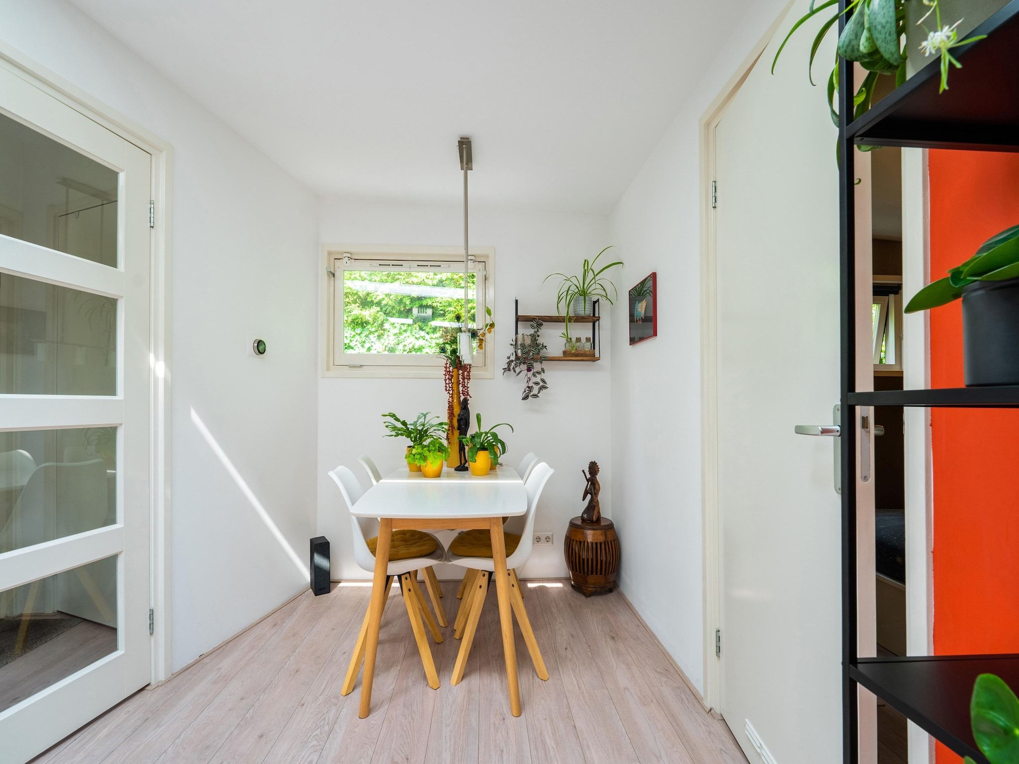 De eetkamer van De Klimroos in Bergen