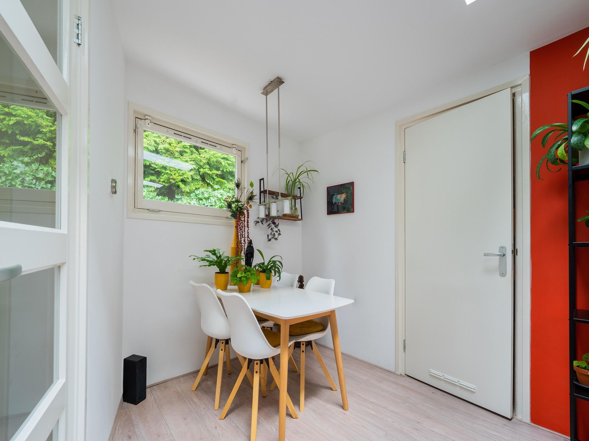 De eetkamer van De Klimroos in Bergen