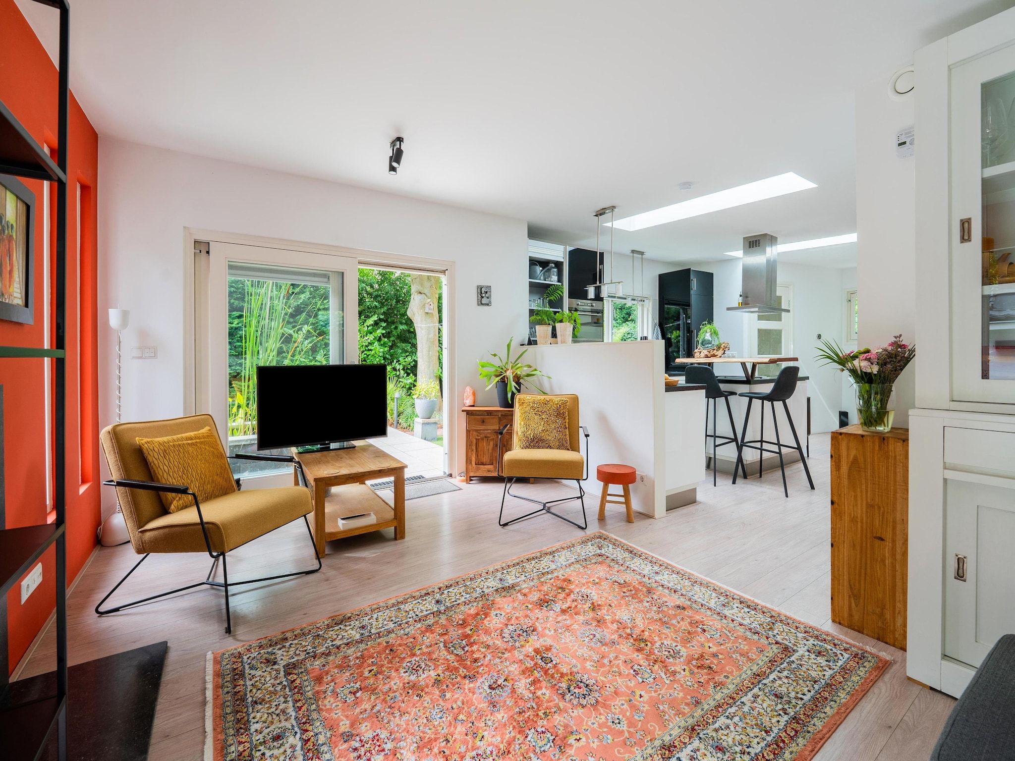 De woonkamer van De Klimroos in Bergen