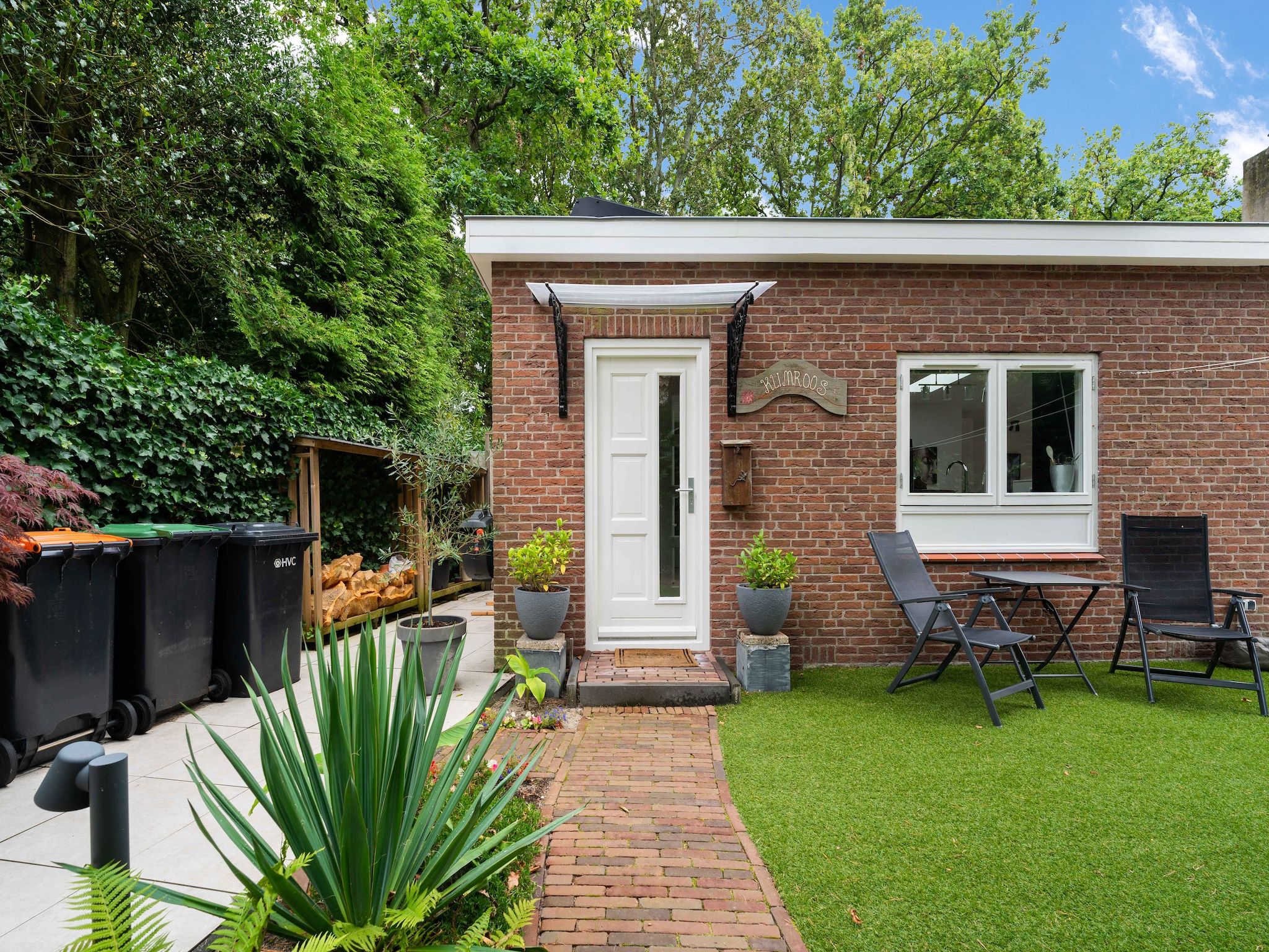 De buitenkant van De Klimroos in Bergen