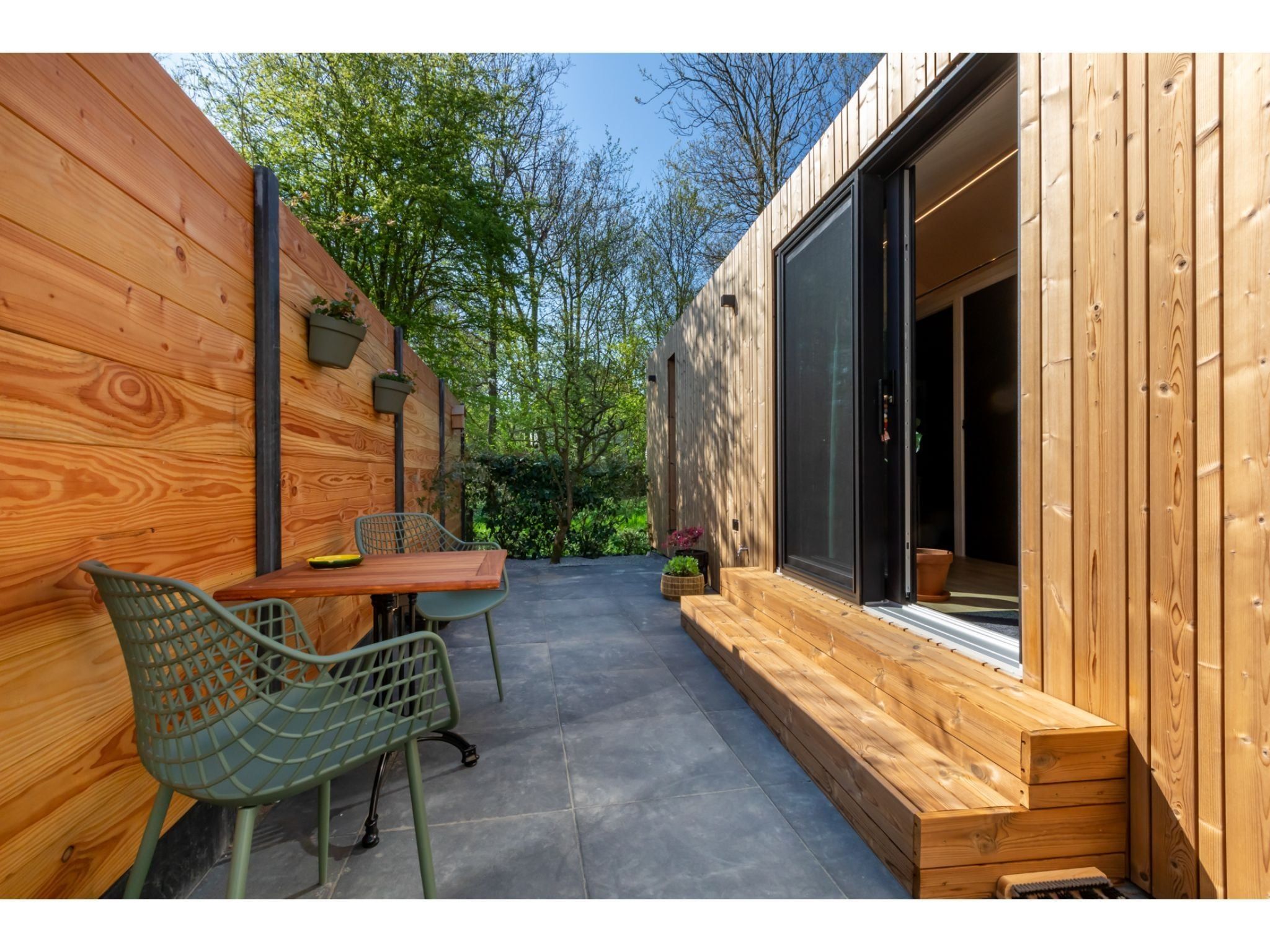 Het terras van Tinyhouse La Mouette in Zoutelande